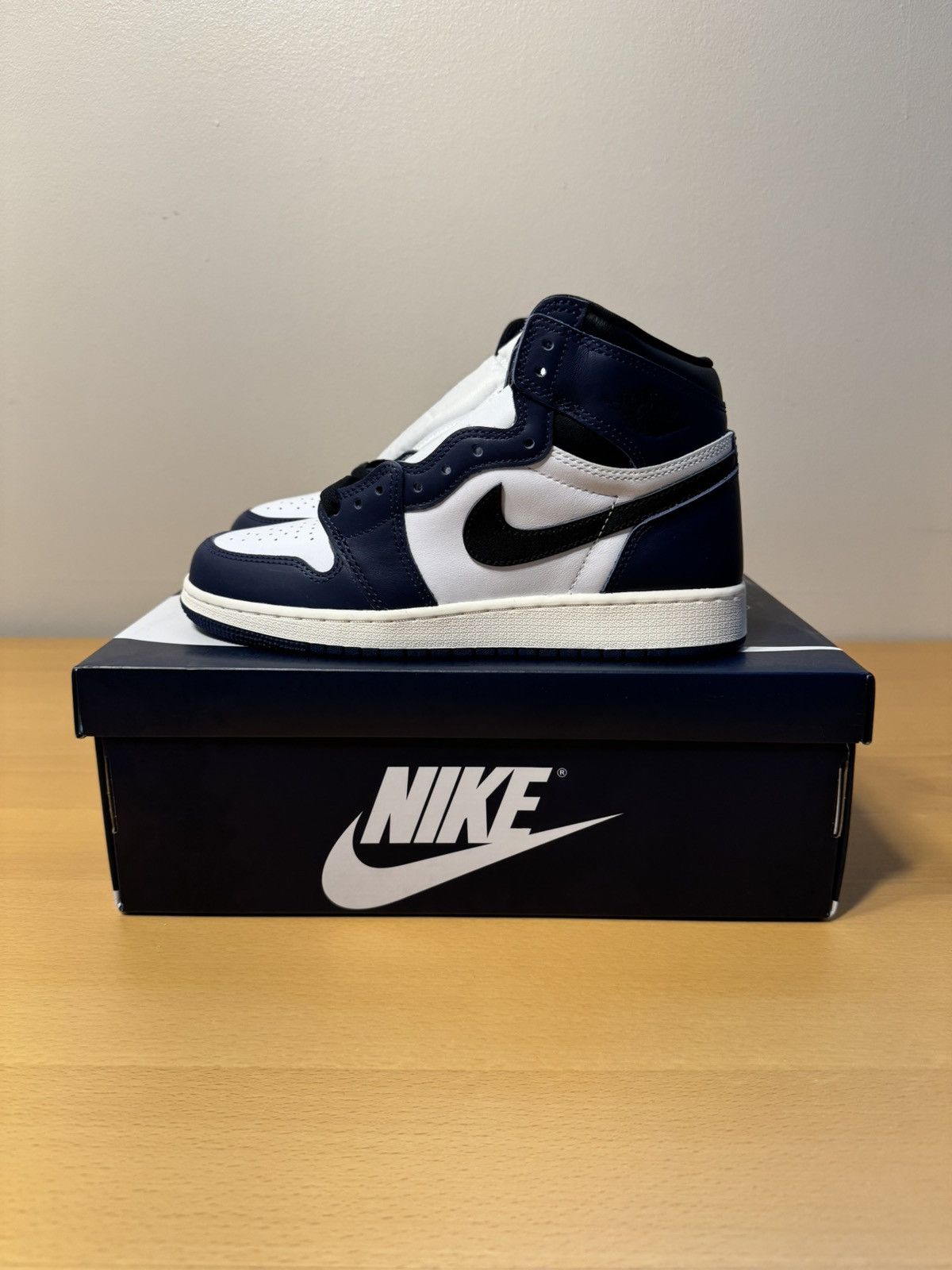 Nike Air Jordan 1 Retro High OG GS 'Midnight Navy' Size US 6 / EU 39 - 1 Thumbnail