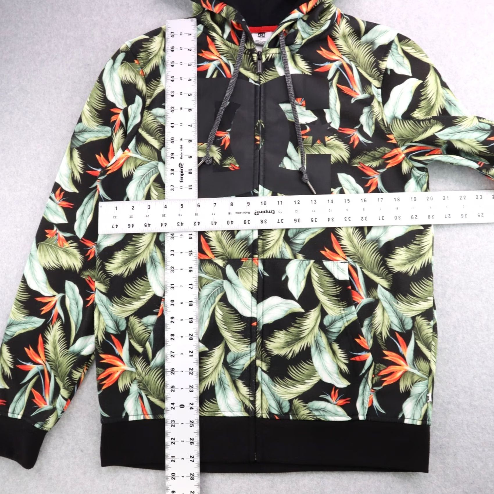 Vintage VINTAGE DC Shoes Hoodie Mens Size Medium Floral Hoodie Skateboard Logo Zip Up Size US M / EU 48-50 / 2 - 3 Thumbnail