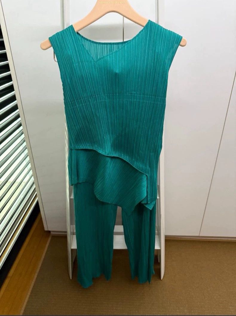 Issey Miyake Issey Miyake size:4 Green pleated vest top Size S / US 4 / IT 40 - 1 Thumbnail