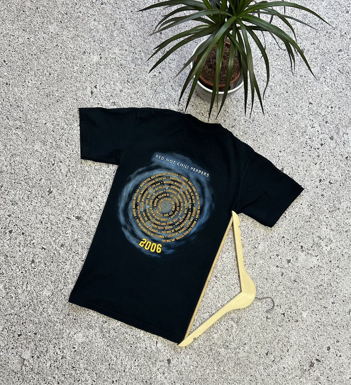Band Tees × Vintage VTG 2006 Red Hot Chilli Peppers Tour Stadium Arcadium Tee Size US S / EU 44-46 / 1 - 2 Thumbnail