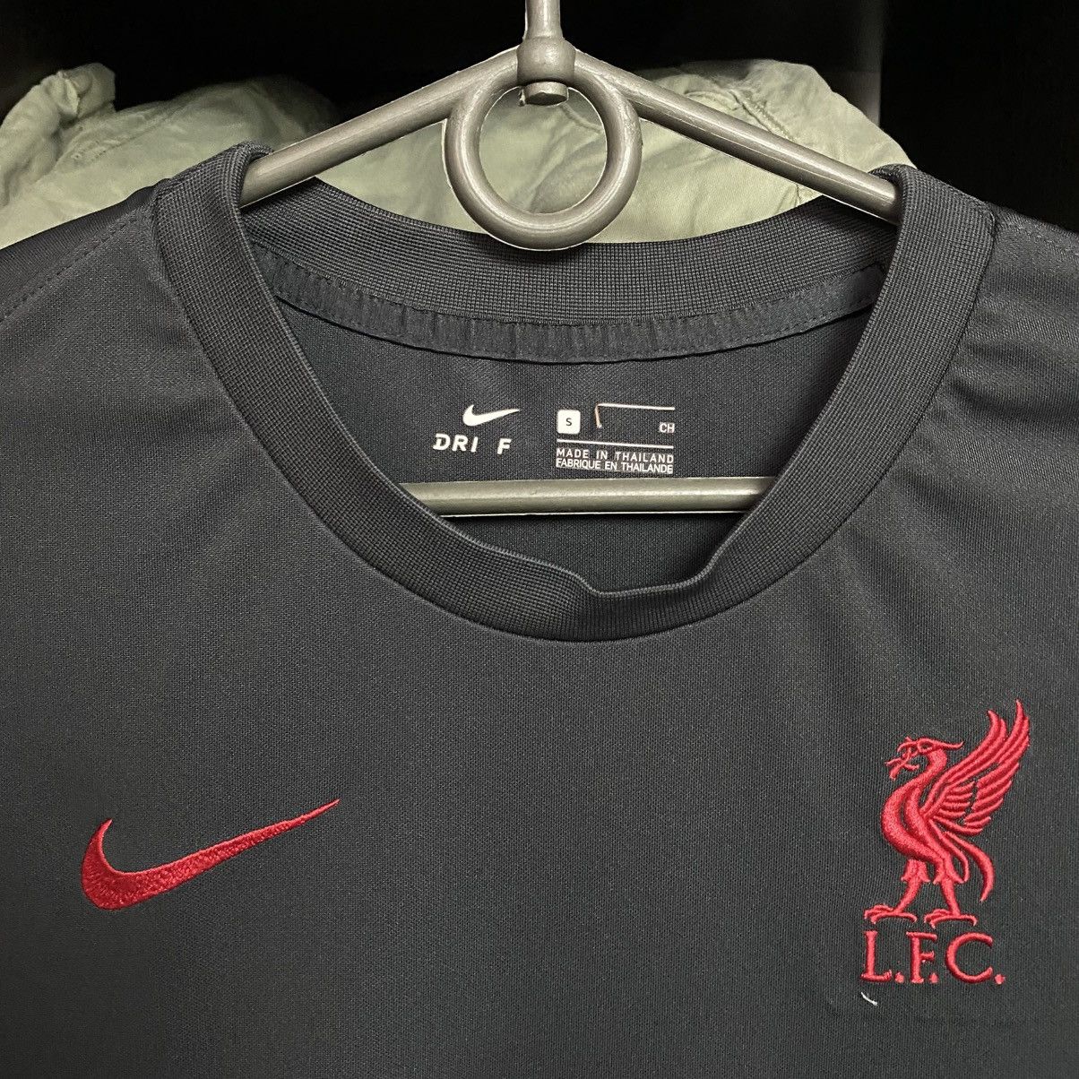 Nike Mens Nike FC Liverpool Training soccer jersey size S Size US S / EU 44-46 / 1 - 3 Thumbnail