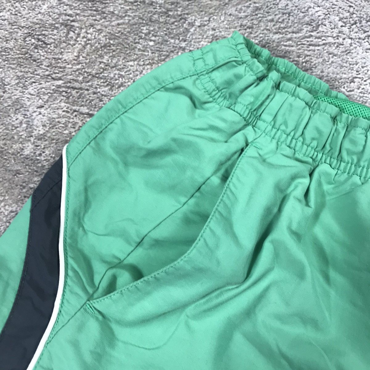 Vintage Vintage Nike Swoosh Shorts Y2K Streetwear Green Baggy 34 Size US 34 / EU 50 - 4 Thumbnail