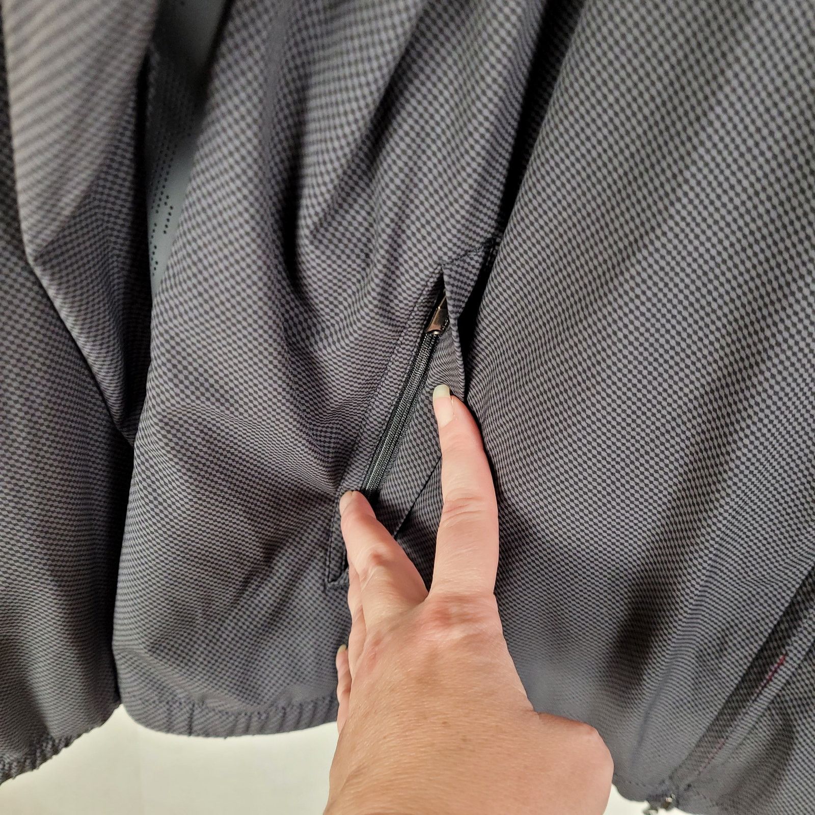Lululemon Lululemon Men black and grey reversible full zip windbreaker Size US L / EU 52-54 / 3 - 6 Thumbnail