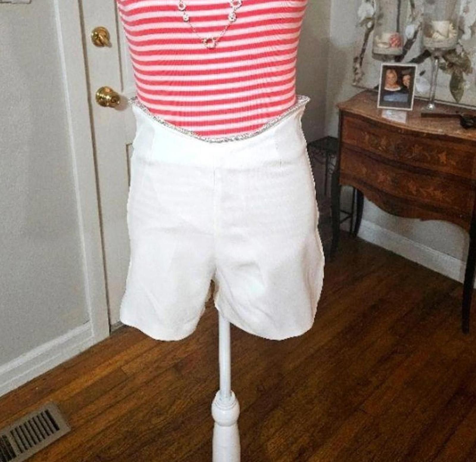 Designer Nwt White High-Waisted Shorts with Bling Trim #556 Size 32" / US 10 / IT 46 - 3 Thumbnail