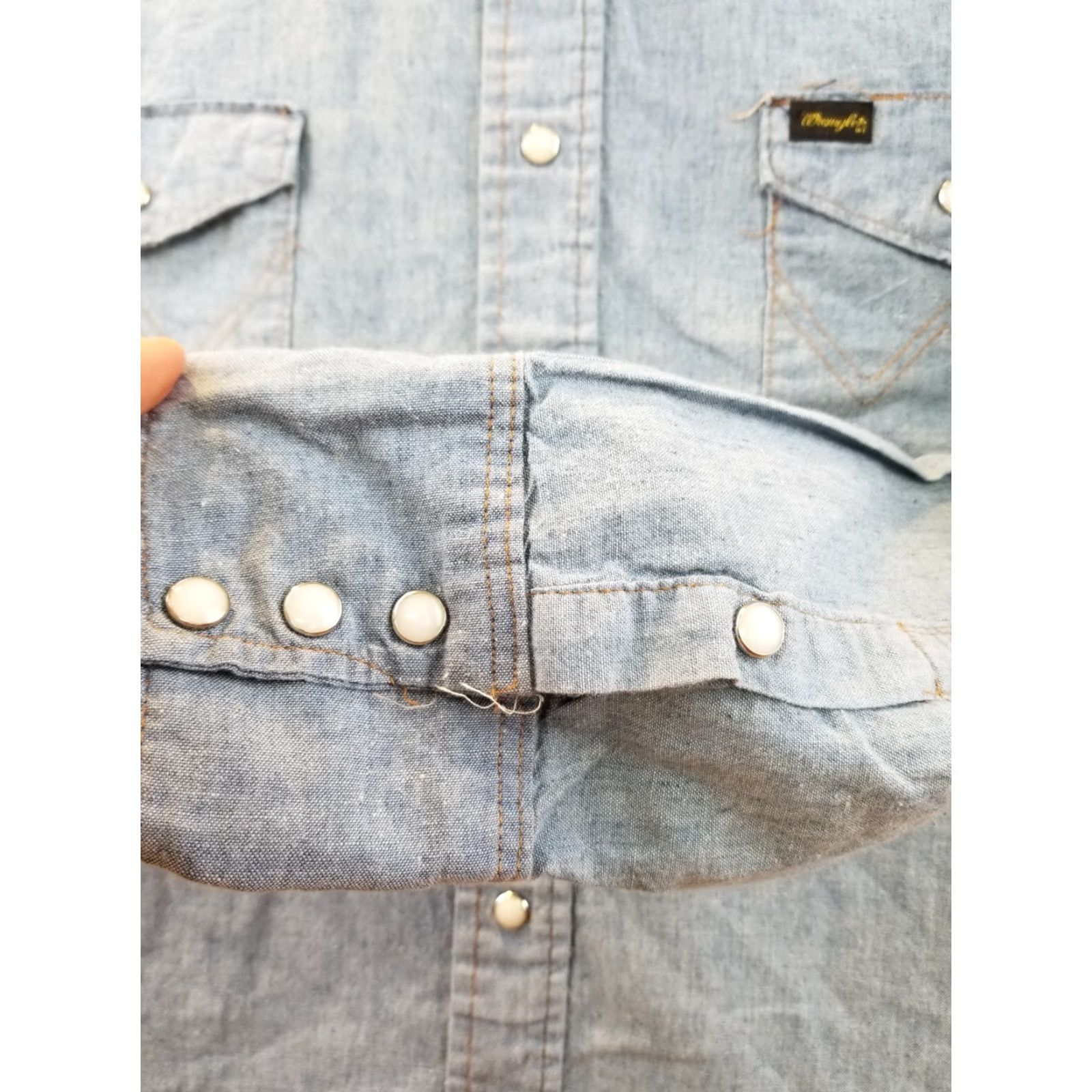 Wrangler VINTAGE Wrangler Western Shirt Denim Chambray 70's Size 17X33 Mens Long Sleeve Blue Cotton/Synthetic Shirt Size US L / EU 52-54 / 3 - 3 Thumbnail