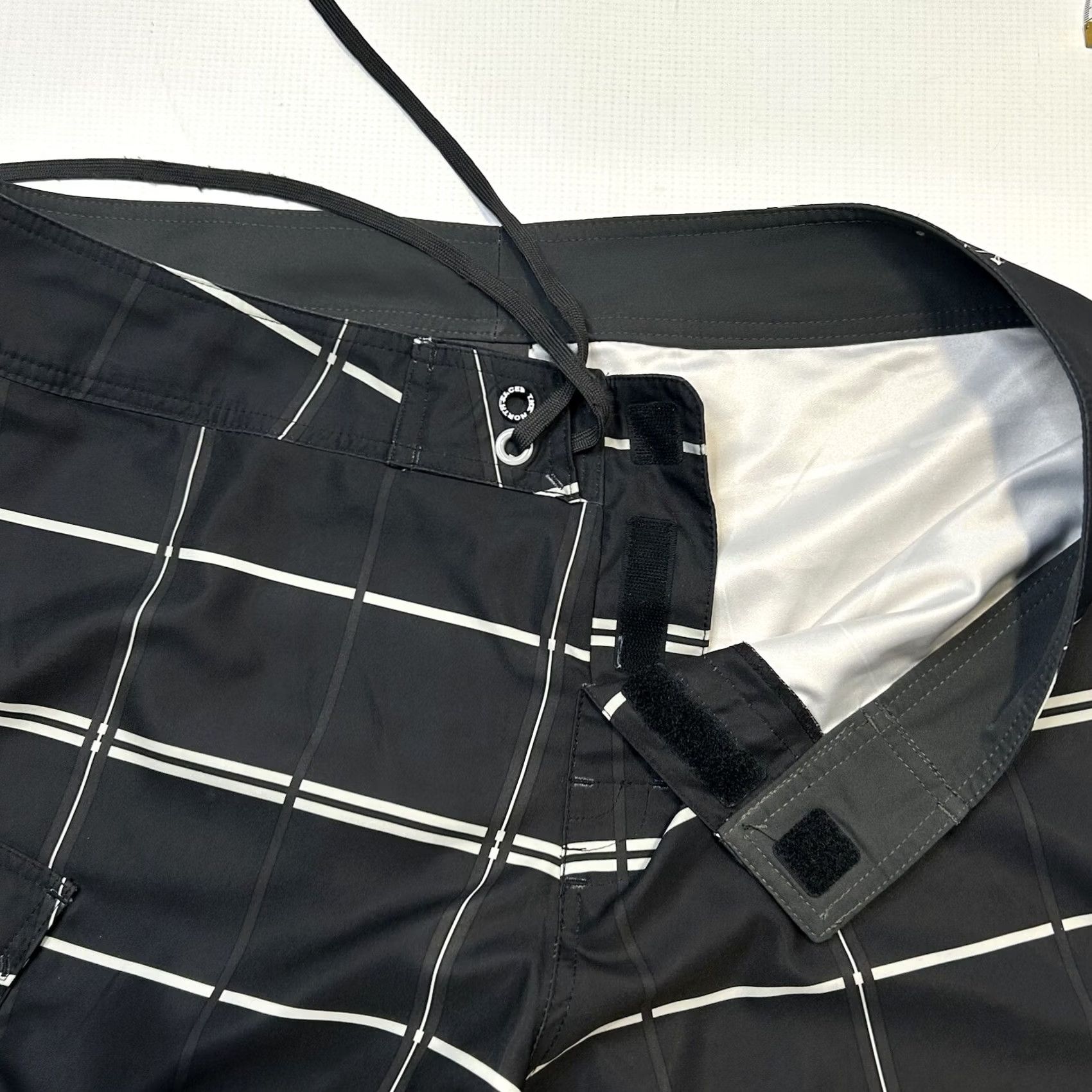 The North Face VINTAGE The North Face Board Shorts Mens 38 Black White Plaid Cargo Pocket Size US 38 / EU 54 - 4 Thumbnail