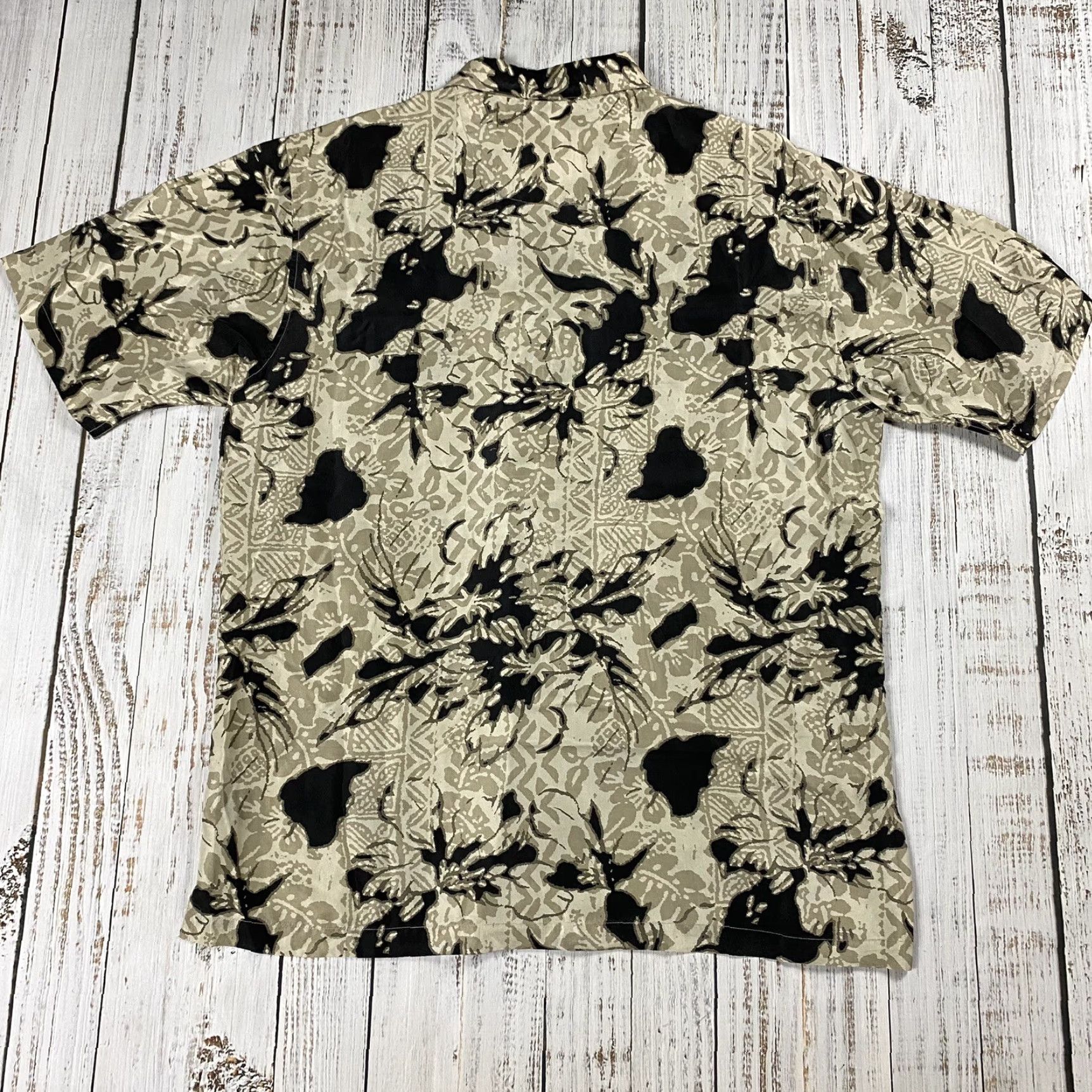 Vintage VTG Firethorn Silk Shirt Hawaiian Button-Up Shirt Mens L Black Beige Hibiscus 100% Silk Floral Short Sleeve Bow-Tie Embroidered Pattern Mens Size US L / EU 52-54 / 3 - 5 Thumbnail