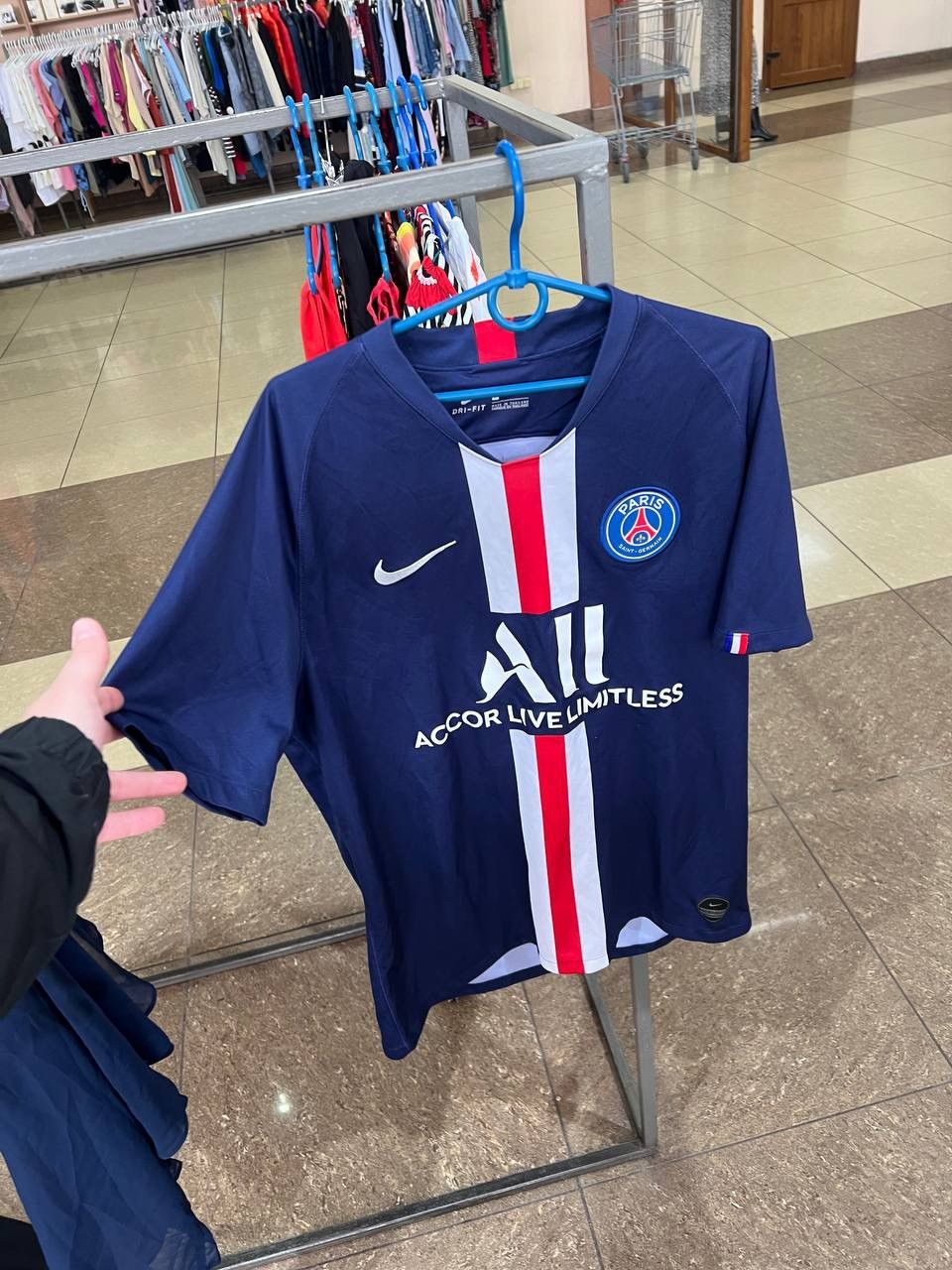 Nike Vintage nike PSG soccer jersey paris saint German size L Size US L / EU 52-54 / 3 - 1 Thumbnail