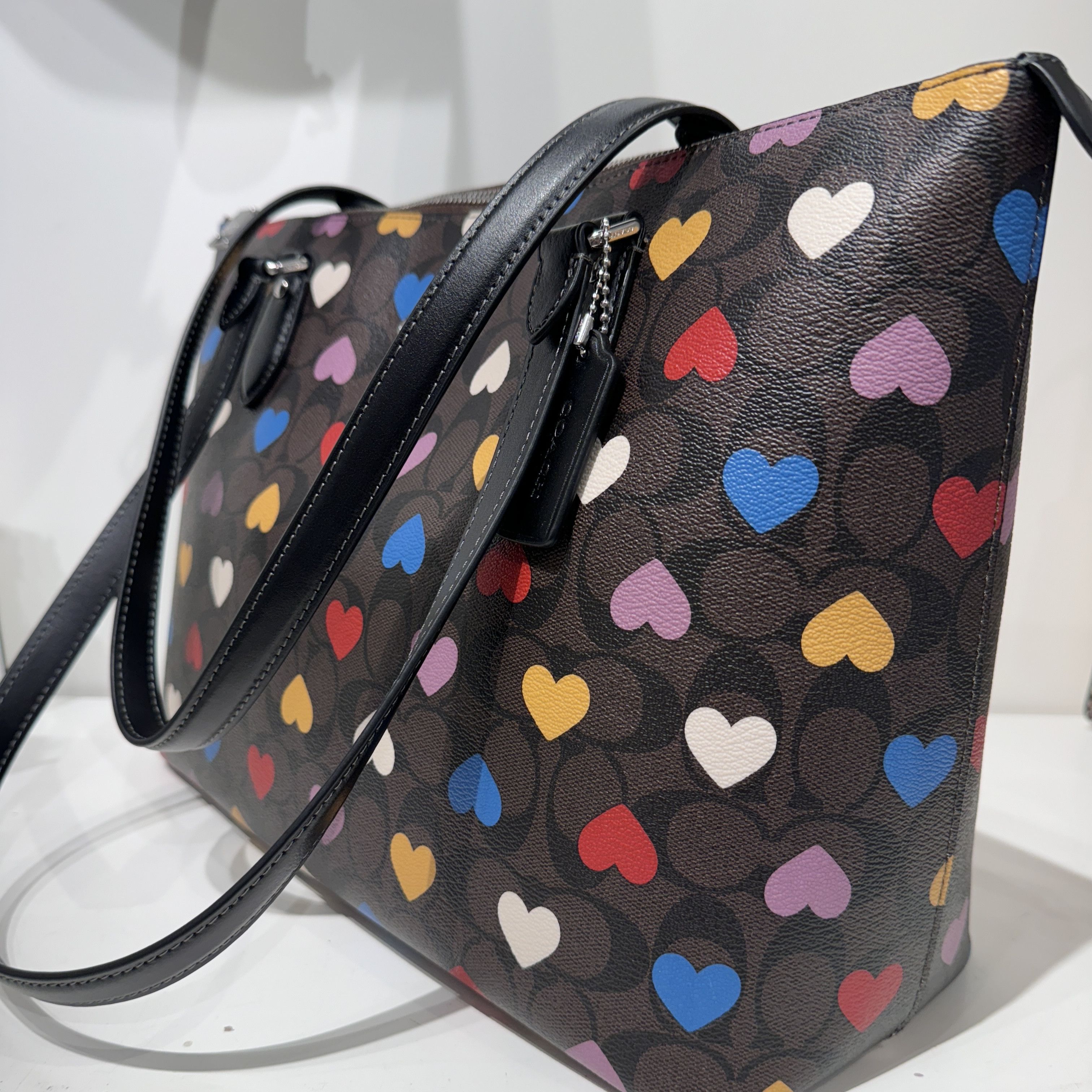 ショルダーバッグ・ポシェット COACH Gallery Tote Signature Canvas With Heart Print CM086 Coach coach Gallery Tote In Signature Canvas With Heart