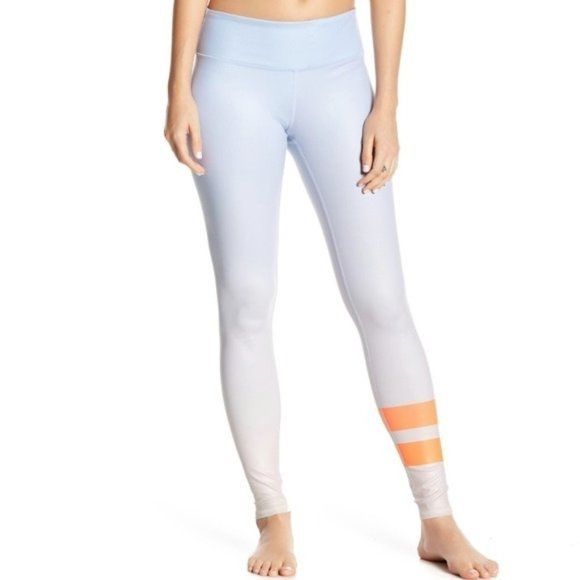 Alo Yoga Alo Yoga Airbrush Gradient Sky Leggings Size 30" / US 8 / IT 44 - 1 Thumbnail