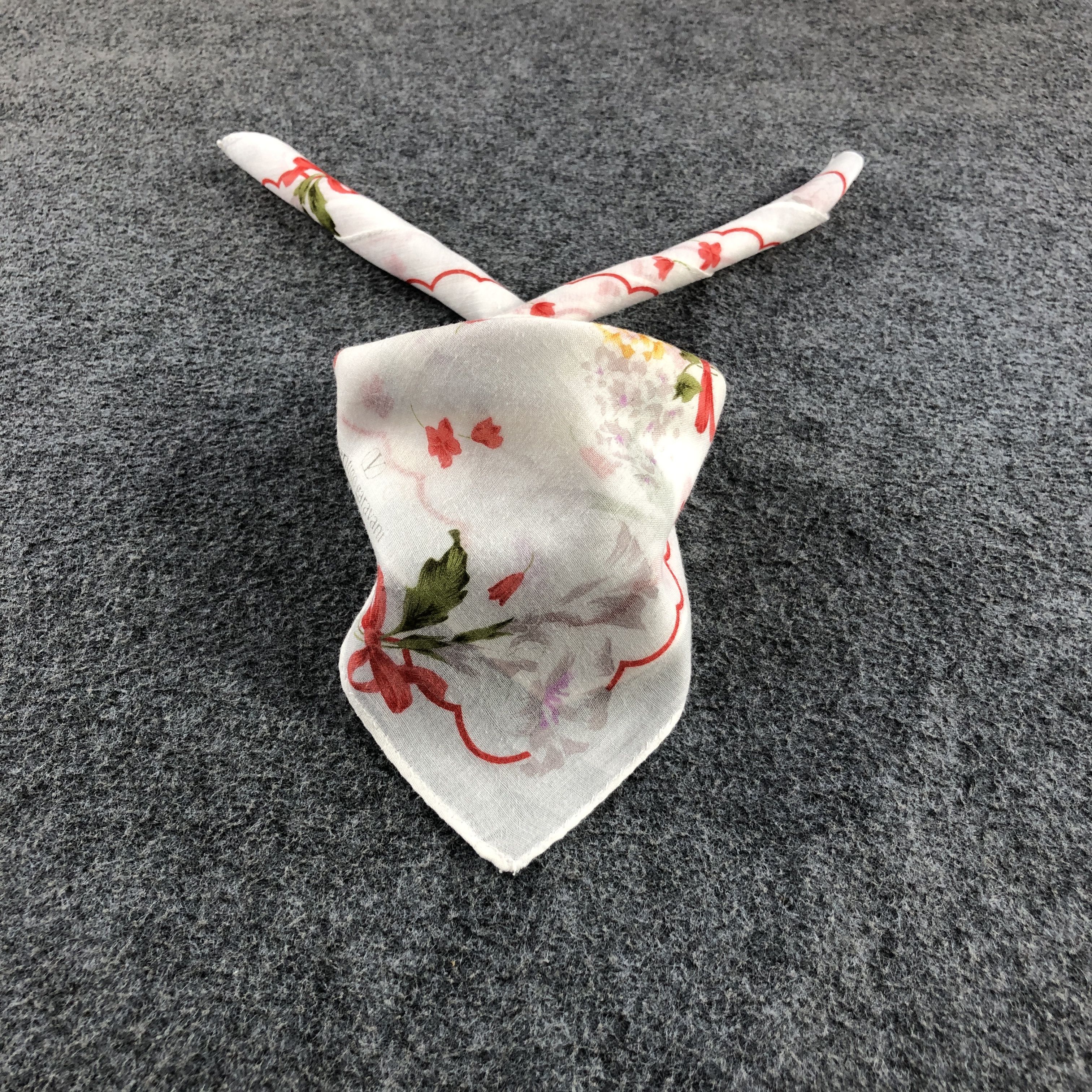 Vintage Valentino Garavani Handkerchief Neckerchief Bandana H2667 Size ONE SIZE - 1 Thumbnail