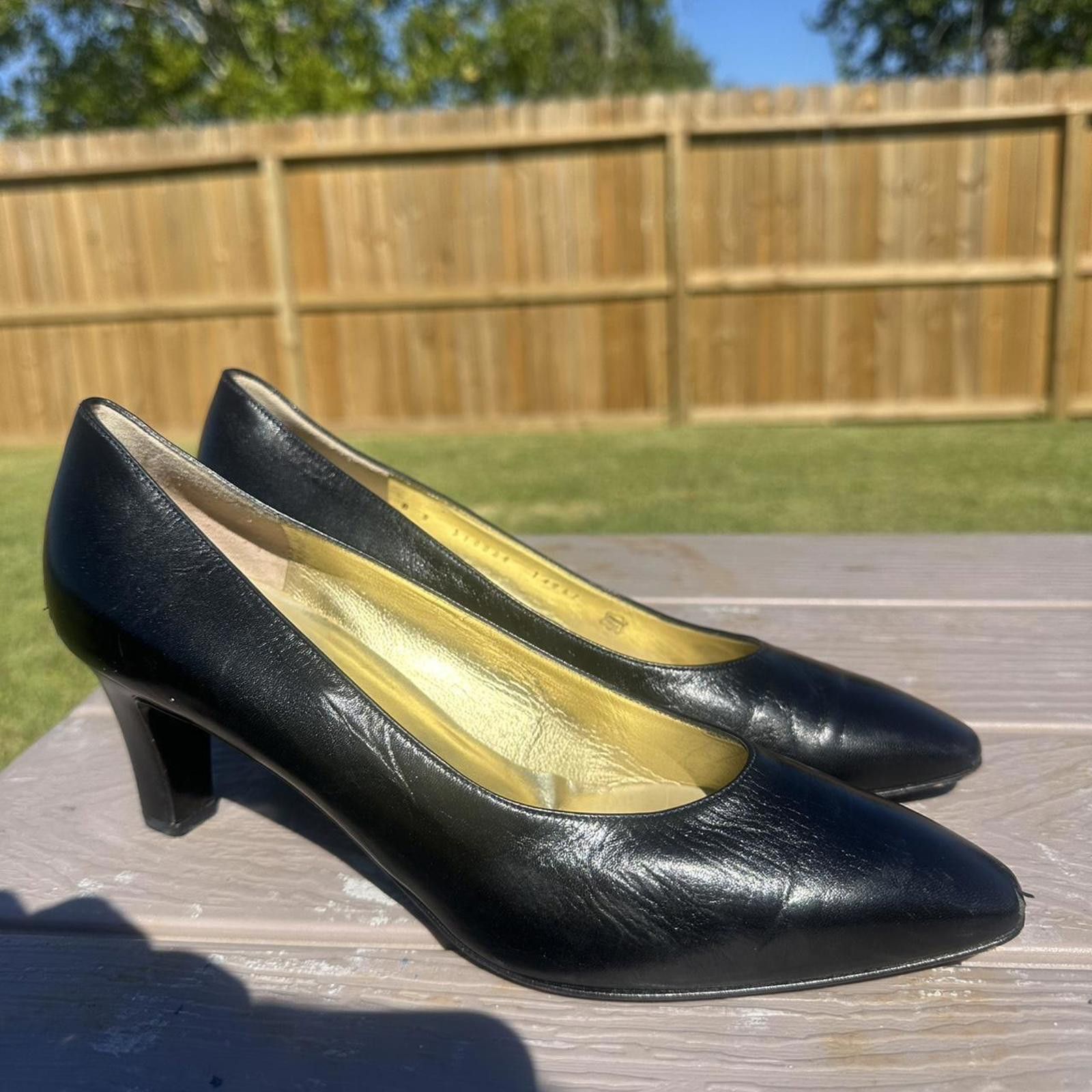 Bruno Magli Black leather vintage pumps with 3" heel heels Size US 9 / IT 39 - 1 Thumbnail