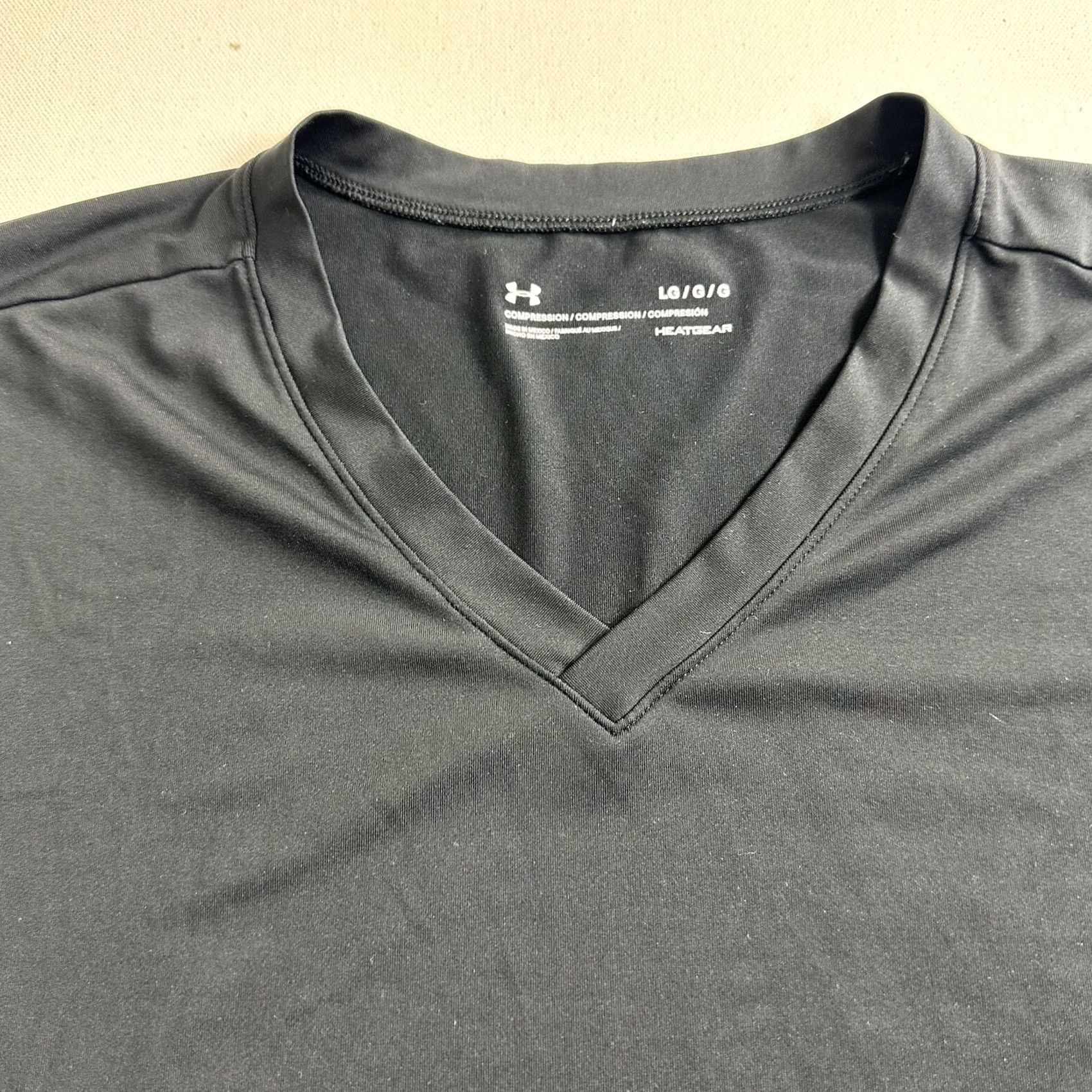 Under Armour Under Armour Womens Tactical Compression Shirt L V Neck Short Sleeve Black (Solid) Activewear for Hiking Yoga Gym Mens? Womens Size L / US 10 / IT 46 - 4 Thumbnail
