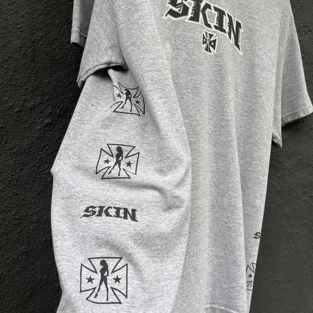 Hook-Ups Thrashed Vintage Skin Industries Skateboard Brand Tee Size US M / EU 48-50 / 2 - 8 Thumbnail