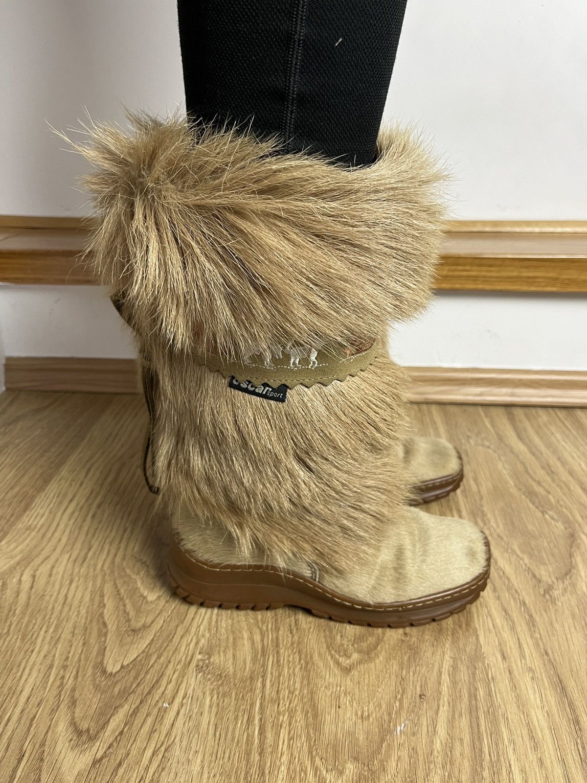 If Six Was Nine Vintage Oscar Sport Goat Fur Snow Boots Rare Apres Ski Yeti Size US 6 / IT 36 - 4 Thumbnail