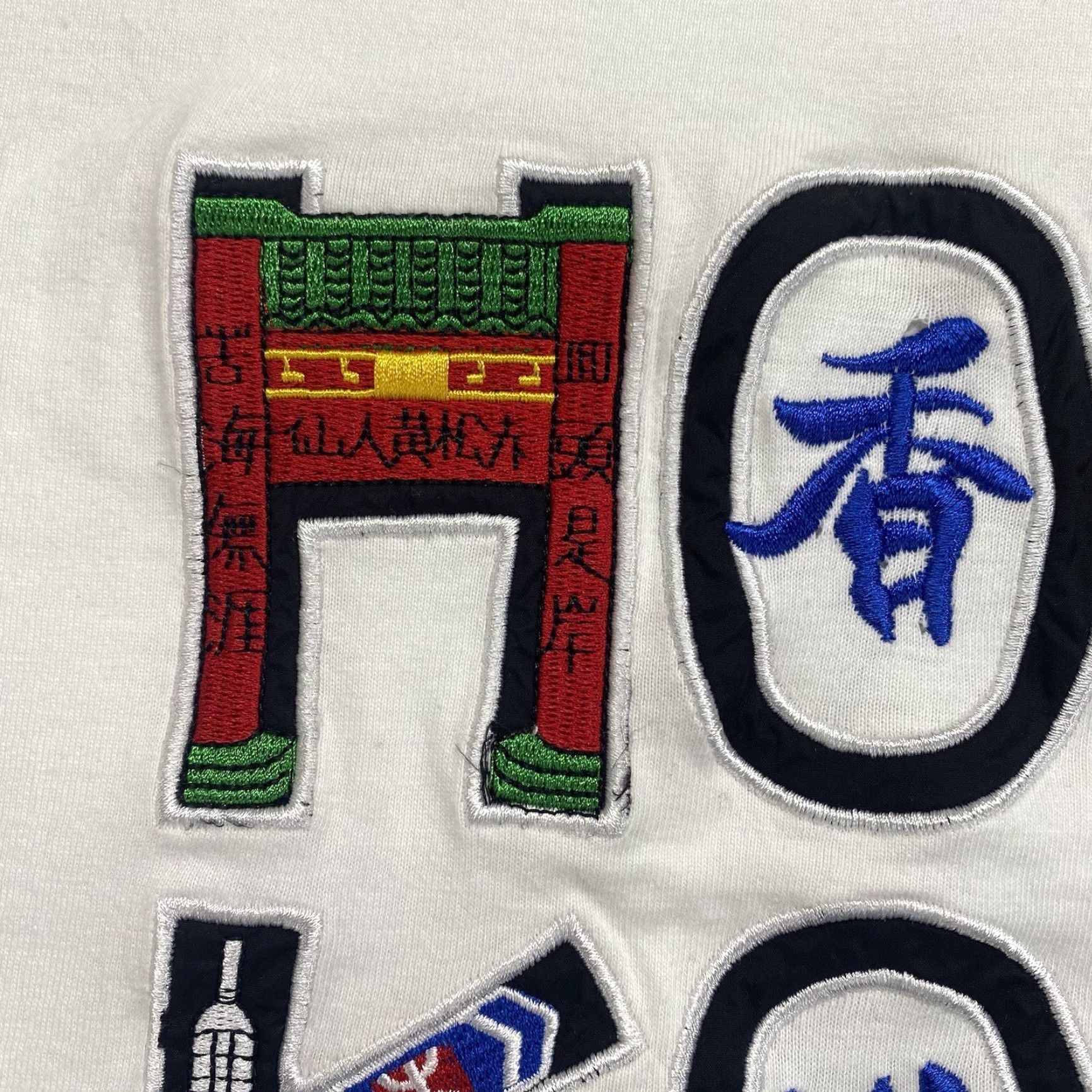 Vintage VINTAGE Hong Kong T-Shirt Men Large White Embroidered Golden Dragon Asia Travel 90s Size US L / EU 52-54 / 3 - 5 Thumbnail
