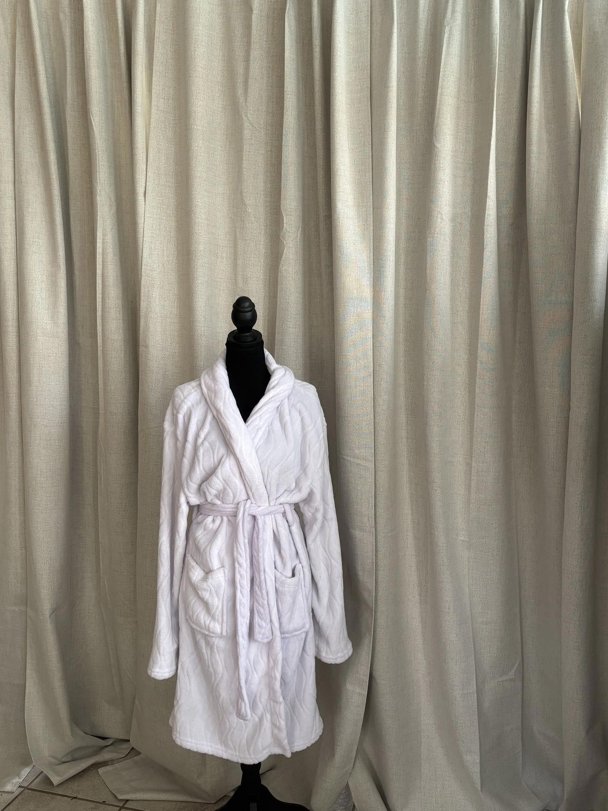 Other White Plush Bathrobe with Belt and Pockets Size ONE SIZE - 1 Thumbnail