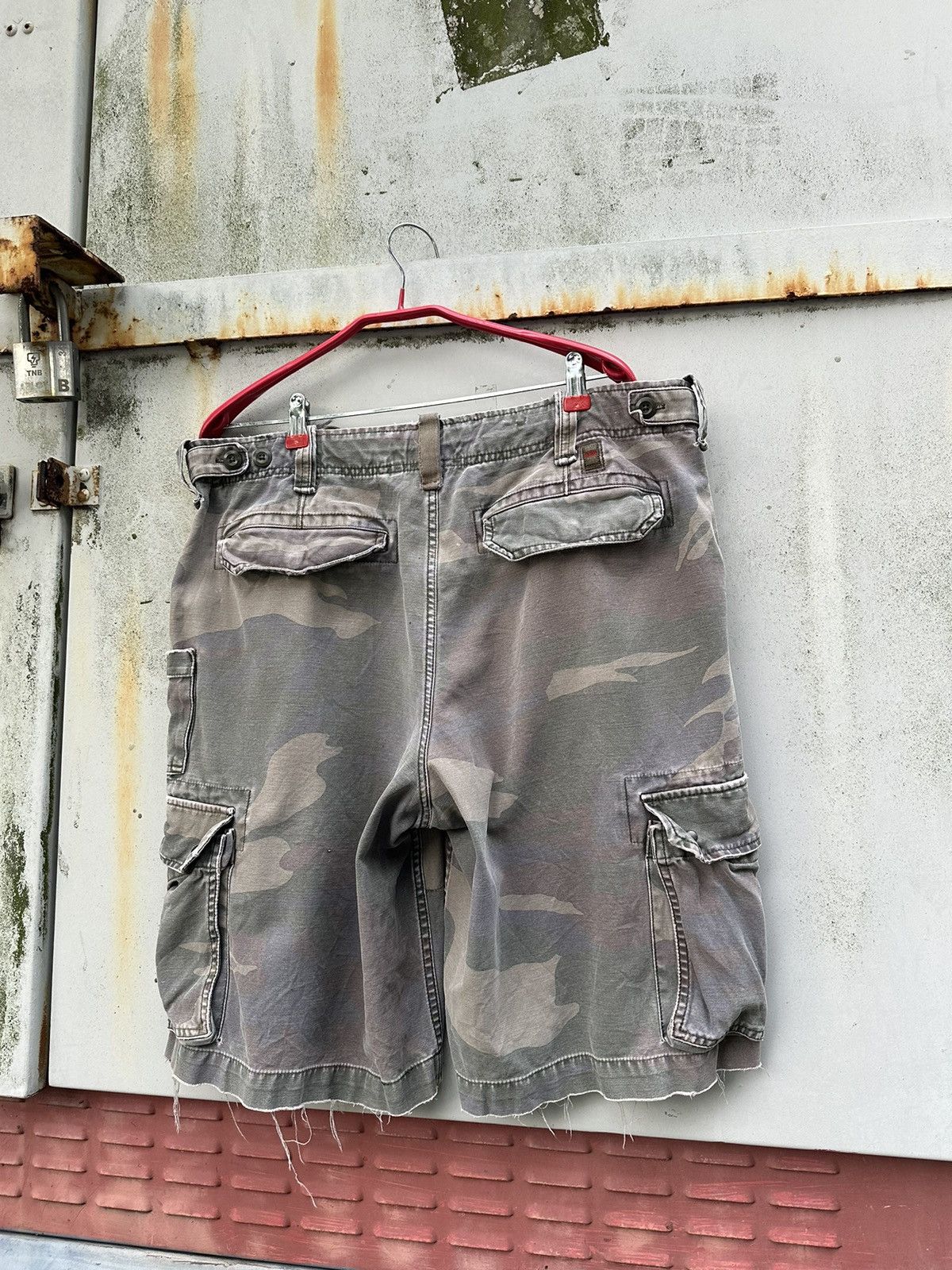 Vintage Vintage THRASHED Old Navy Camo Cargos Size US 35 - 8 Thumbnail