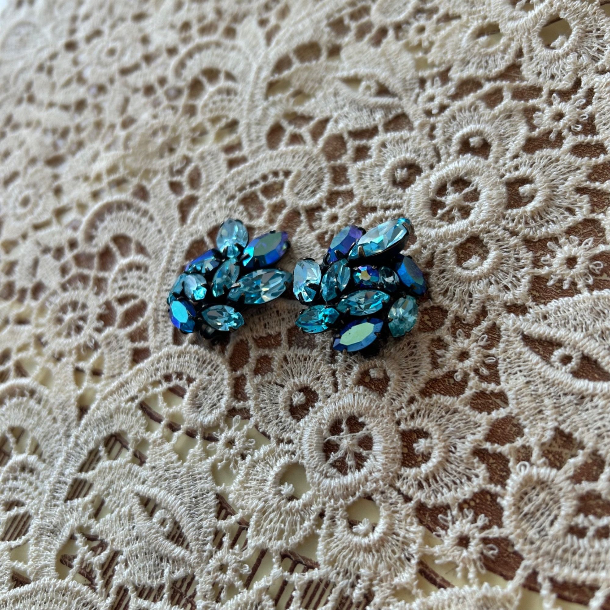 Vintage Vintage Blue Glass Rhinestone Aurora Borealis Clip Earrings Size ONE SIZE - 4 Thumbnail