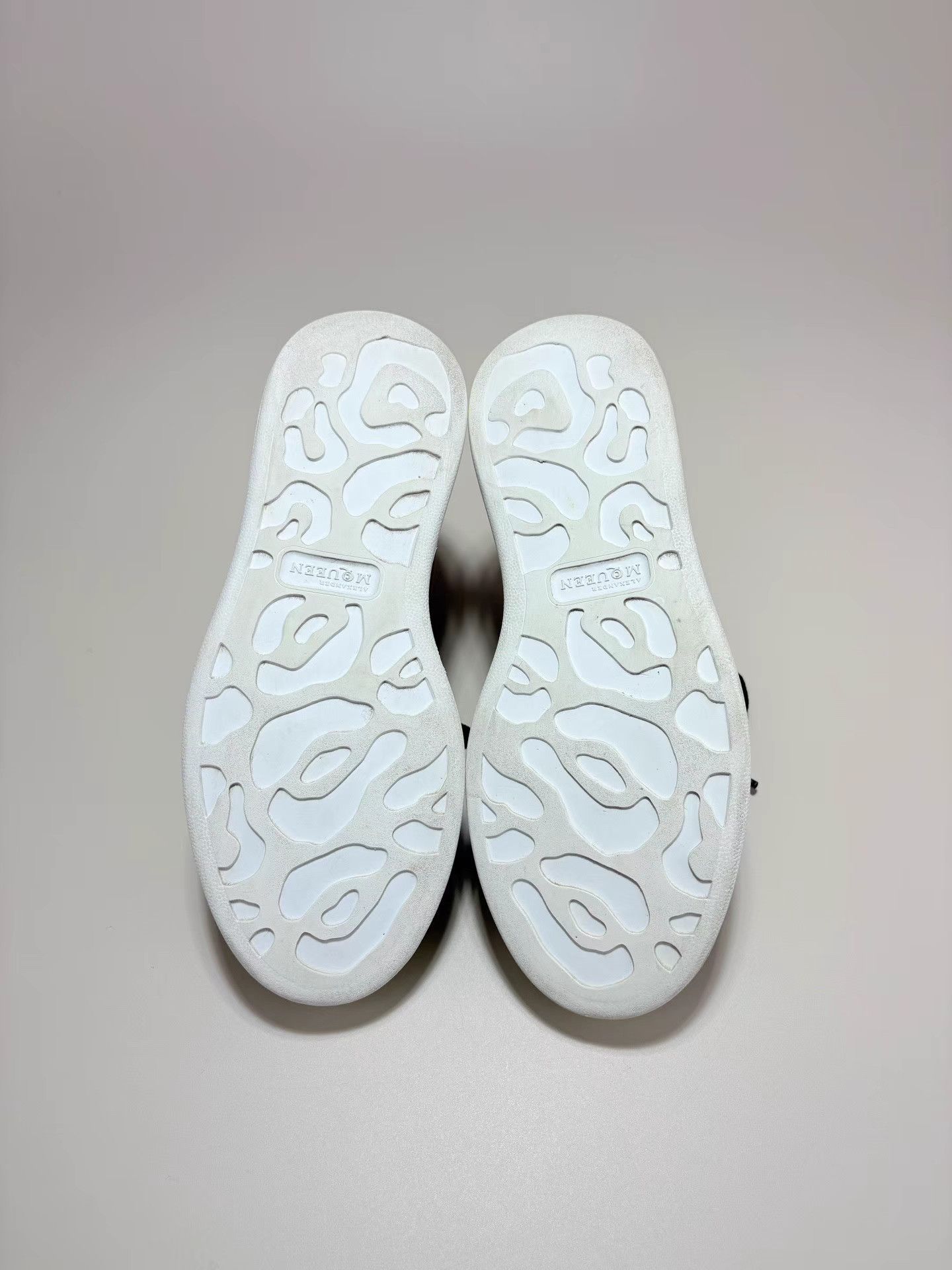 Alexander McQueen ALEXANDER MCQUEEN Pink Suede Heel Tab White Sneakers K1 Size US 7 / IT 37 - 5 Thumbnail