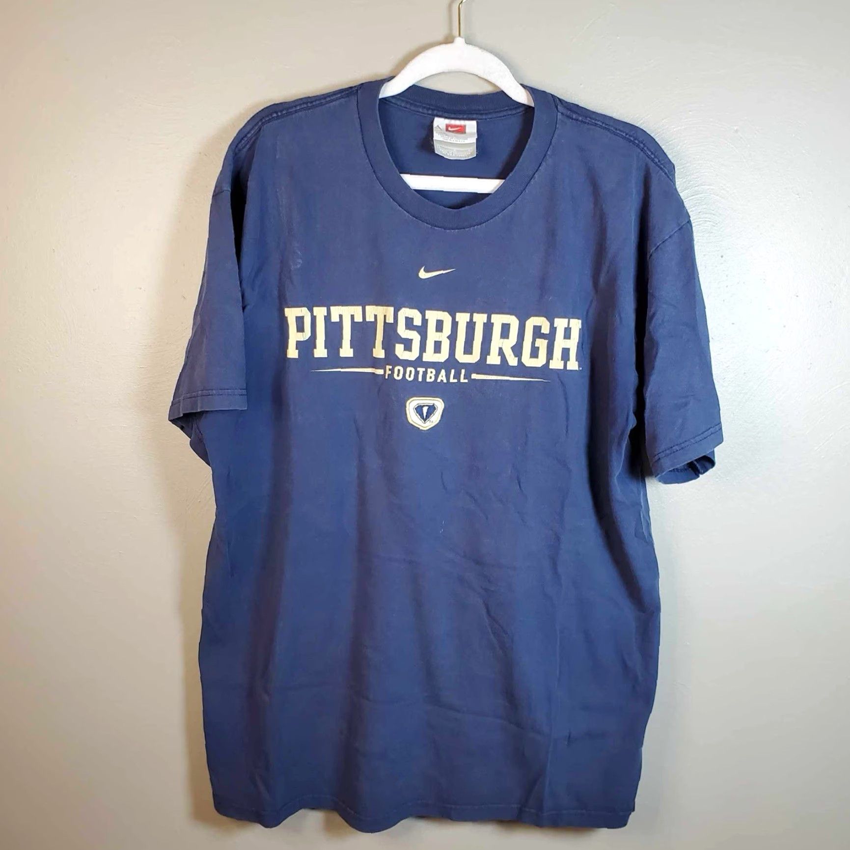 Nike VINTAGE Nike Pitt Panthers T Shirt Center Swoosh Grey Tag Large Pittsburgh L Blue Mens Sports Classic 90s Size US L / EU 52-54 / 3 - 3 Thumbnail