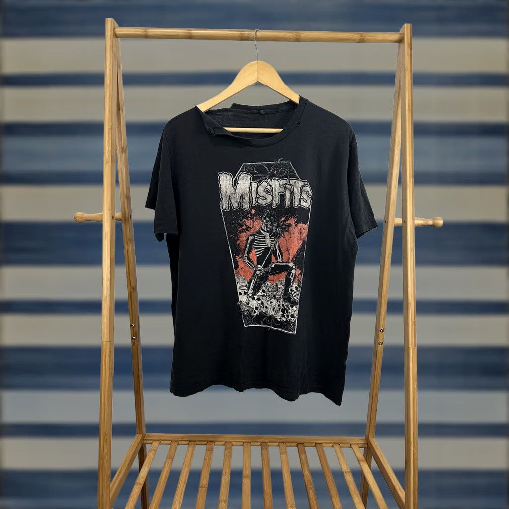 Vintage Misfits Thrashed Distressed Band Black T-Shirt XL Mens Short Sleeve Size XL T-Shirt Size US XL / EU 56 / 4 - 1 Thumbnail