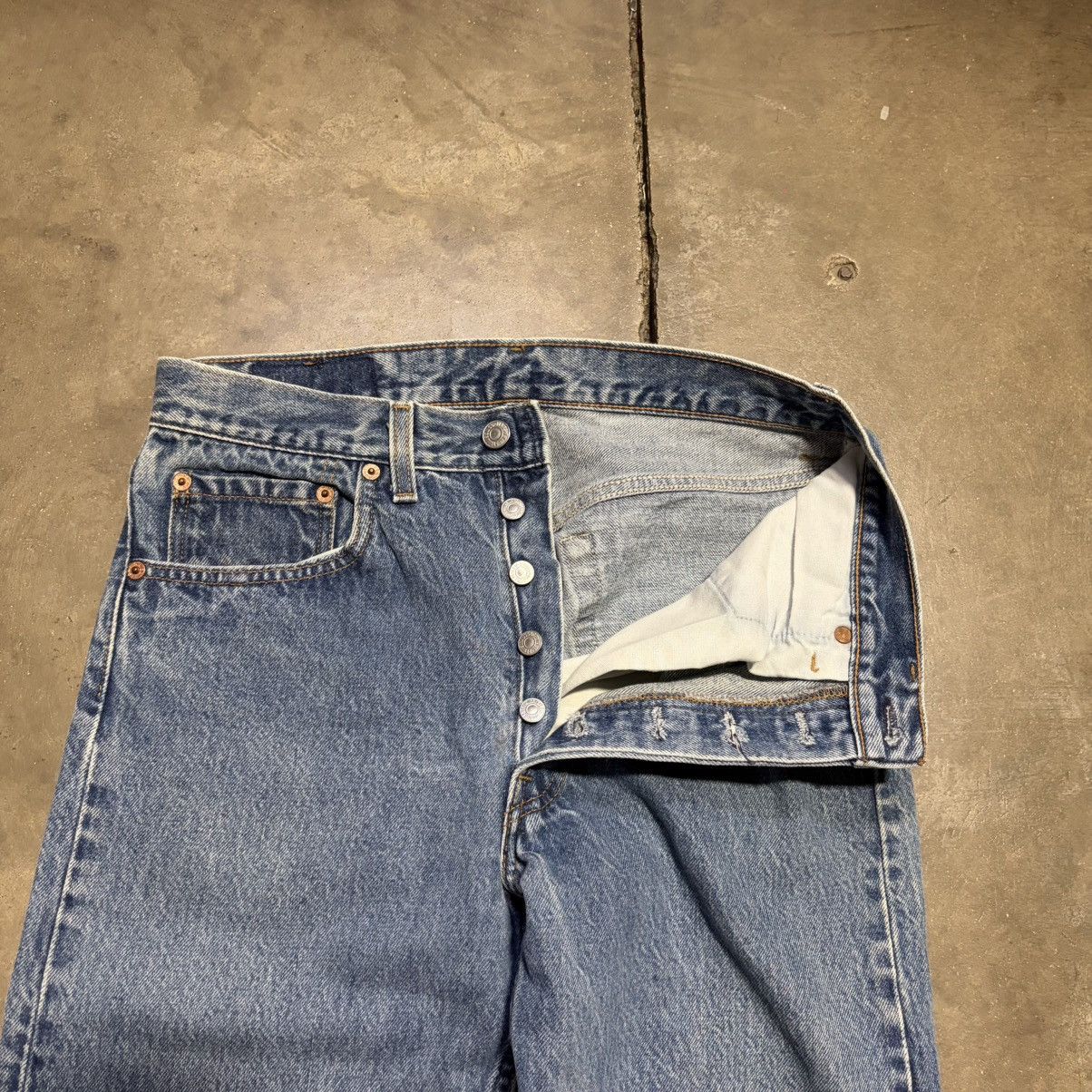Levi's Vintage Levis 501 Jeans Button Fly Fade Washed Denim 90s USA Size US 31 - 2 Thumbnail