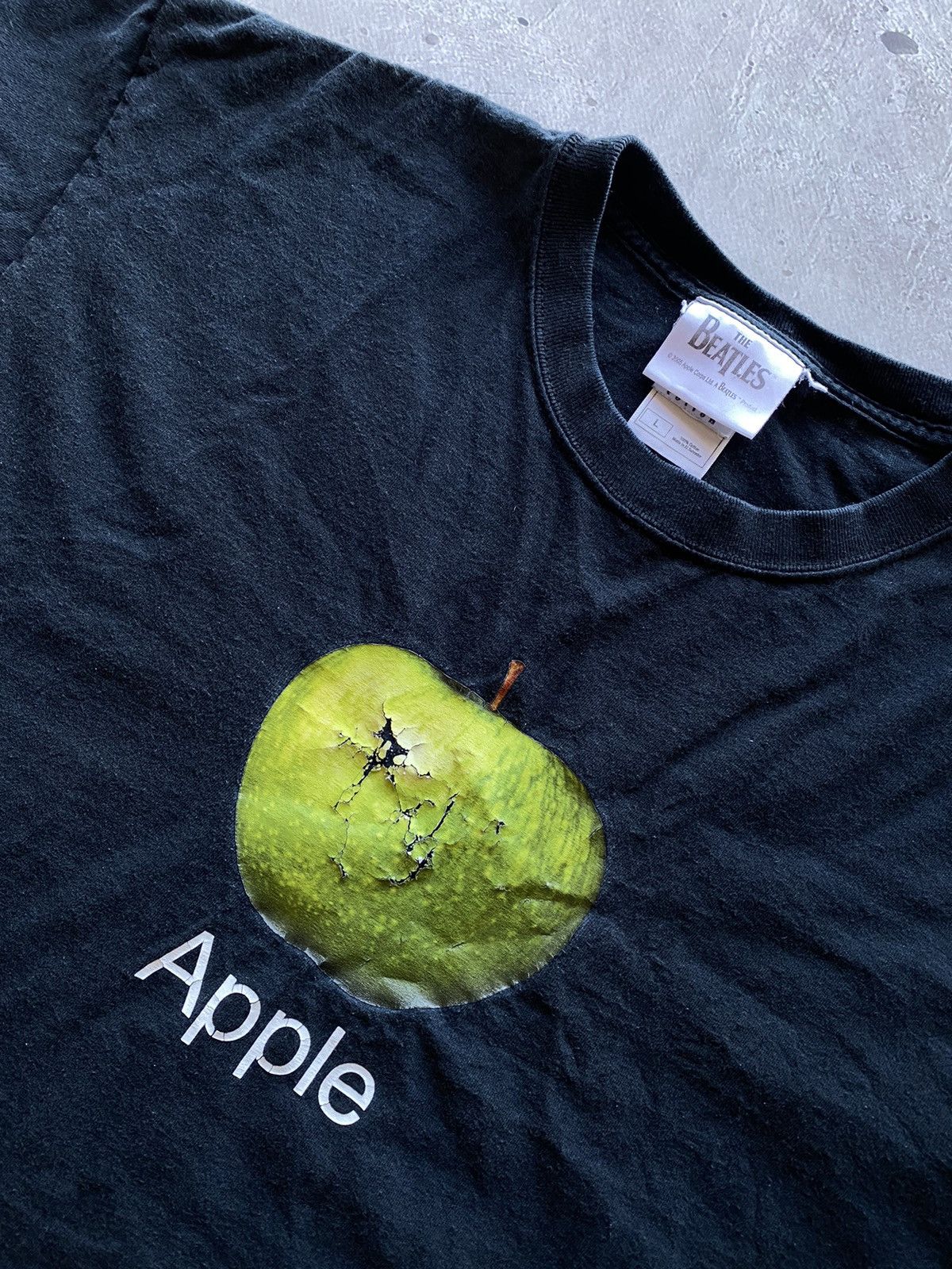 Band Tees Vintage Y2K 2005 The Beatles Apple tee sun faded big logo Size US L / EU 52-54 / 3 - 3 Thumbnail