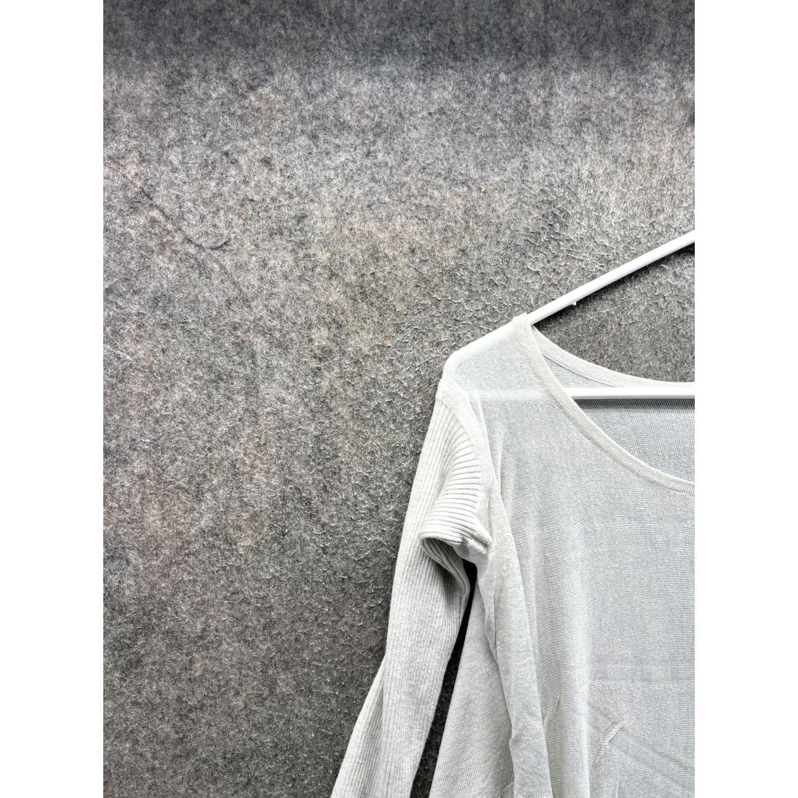 Lululemon Lululemon Shirt Womens Small Gray Long Sleeve Scoop Neck Lightweight Yoga Top Size S / US 4 / IT 40 - 7 Thumbnail