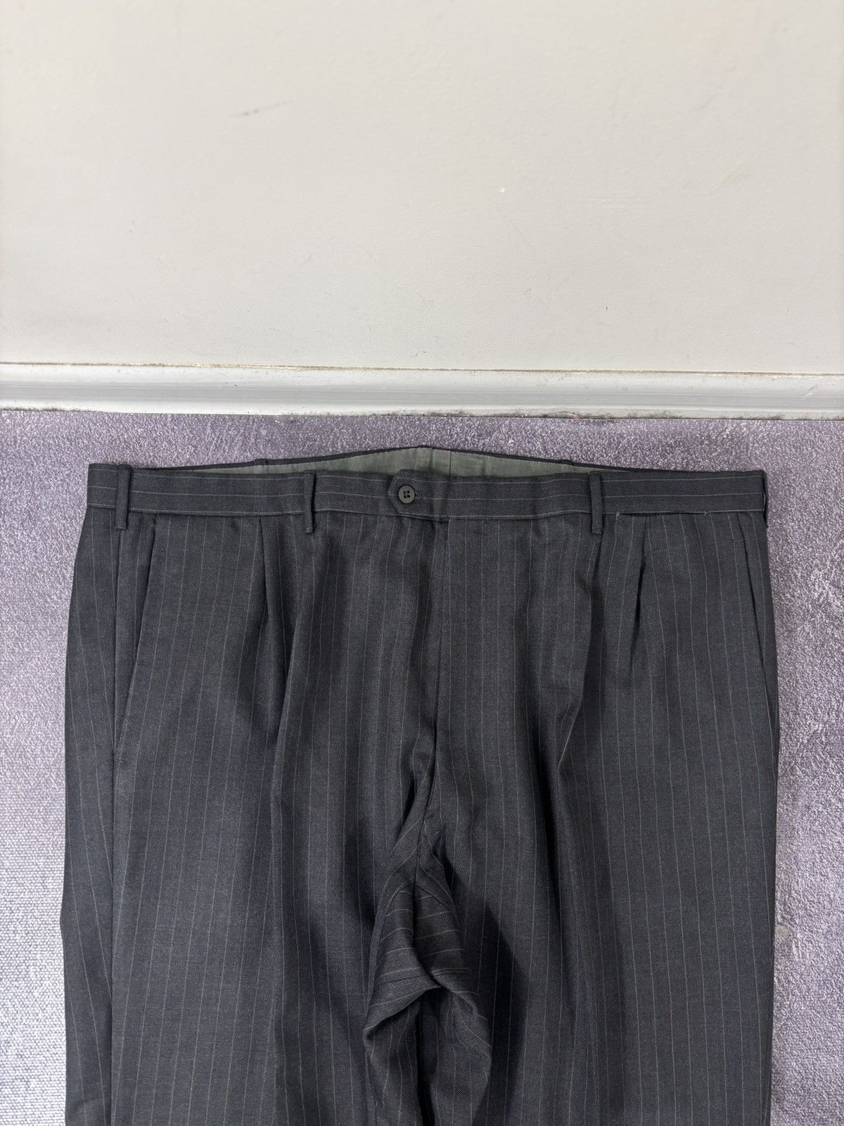 Holland & Sherry Holland & Sherry Men’s Dark Gray Pinstripe Wool Suit Size 52R - 20 Thumbnail