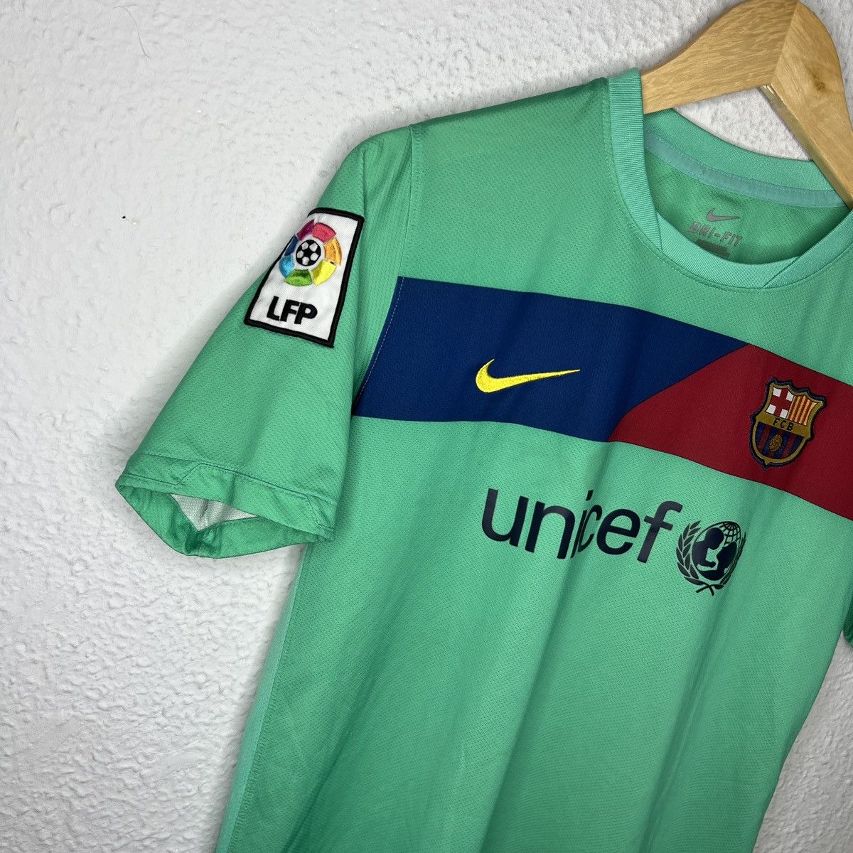 Nike Nike FC Barcelona Xavi 6 Jersey Tshirt Tee Away Kit 2011 Size US S / EU 44-46 / 1 - 3 Thumbnail