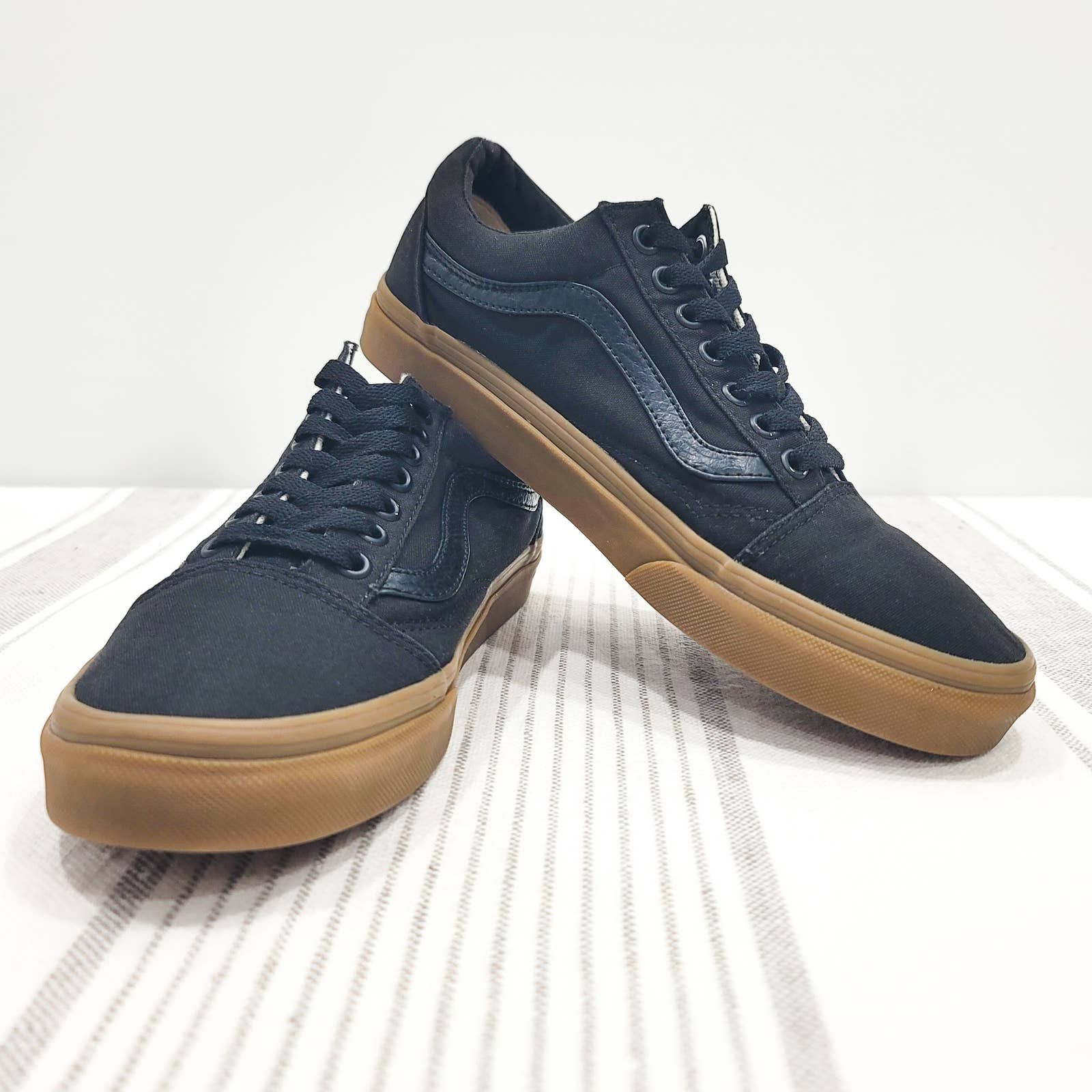 Vans gum hotsell sole navy blue