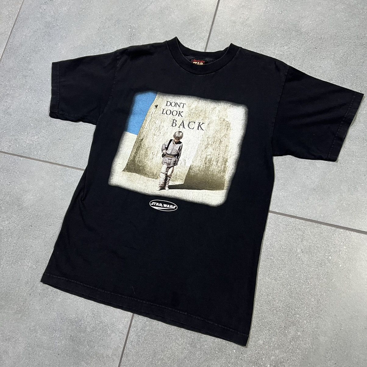 DON'T LOOK BACK” STAR WARSデザインのTシャツ Star Wars Don't Look Back