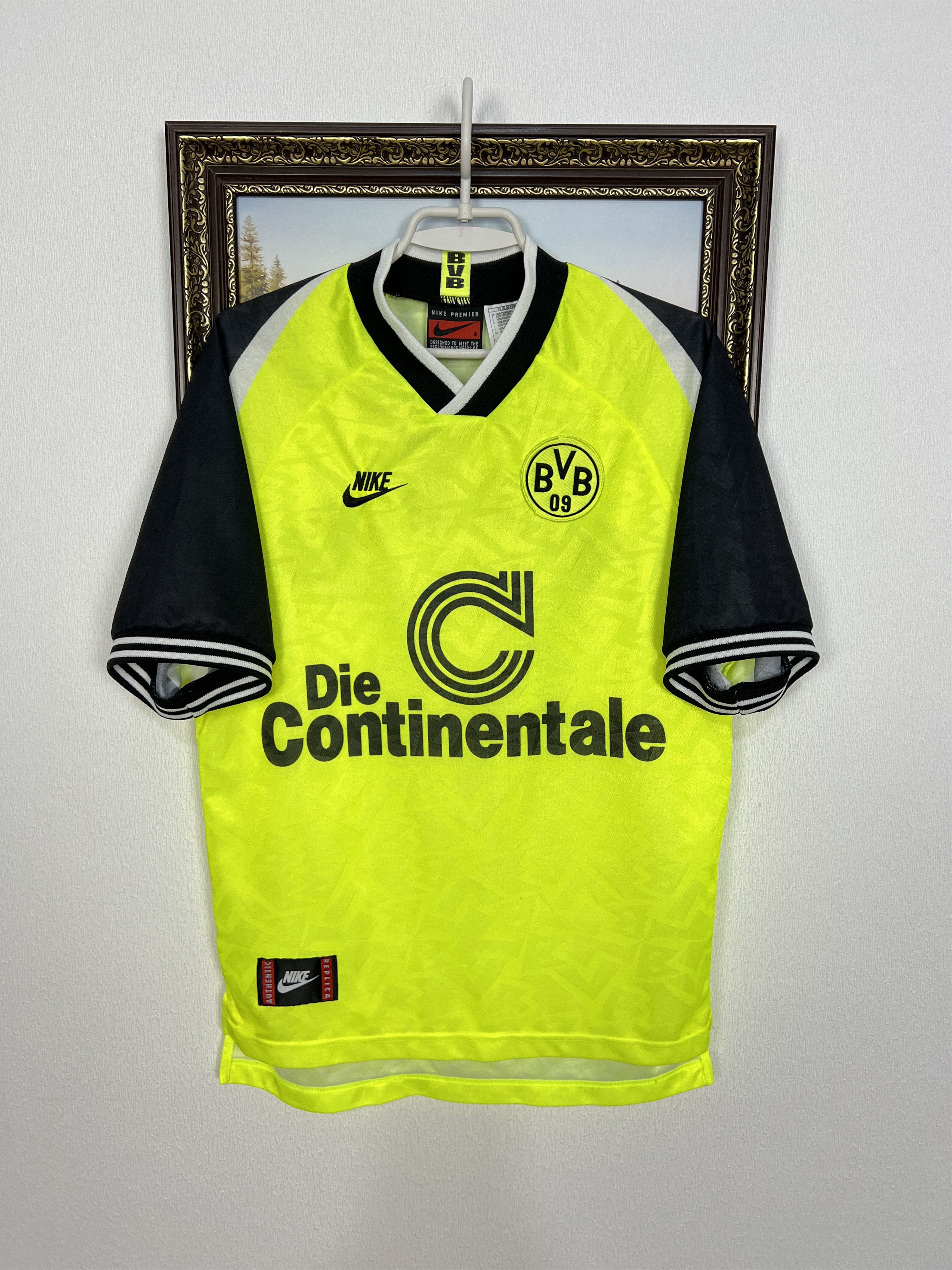 Nike Borussia Dortmund Home football shirt Soccer Jersey Trikot Size US S / EU 44-46 / 1 - 1 Thumbnail