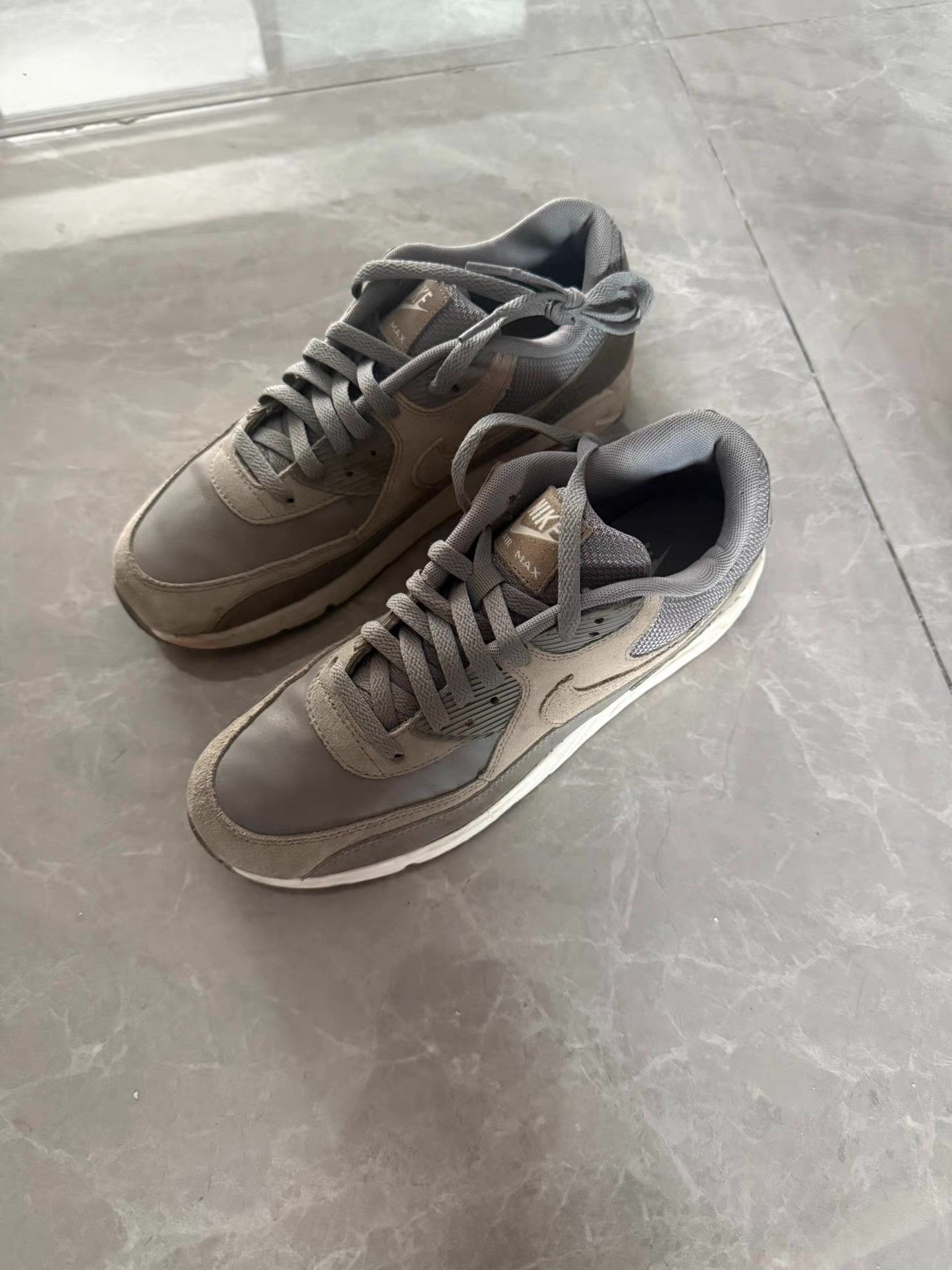 Nike Nike Air Max 90 grey low-top sneakers Ｑ20 Size US 9 / EU 42 - 1 Thumbnail