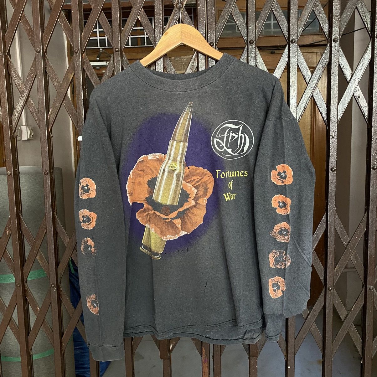 Band Tees Vintage Fish for his "Fortunes of War" tour T shirt Size US XL / EU 56 / 4 - 1 Thumbnail