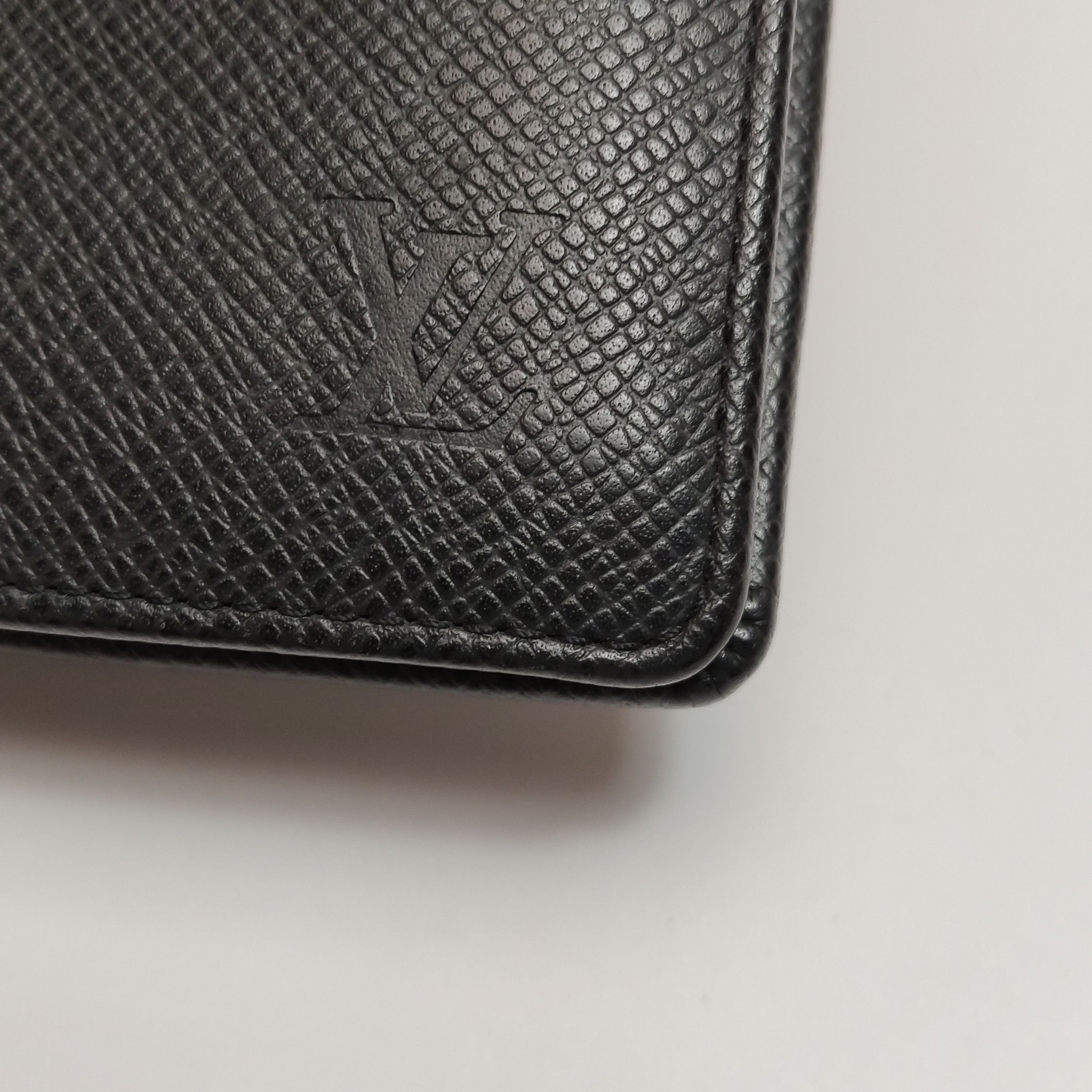 Louis Vuitton Louis Vuitton (LV) Brazza leather solid color bi-fold walle Size ONE SIZE - 9 Thumbnail