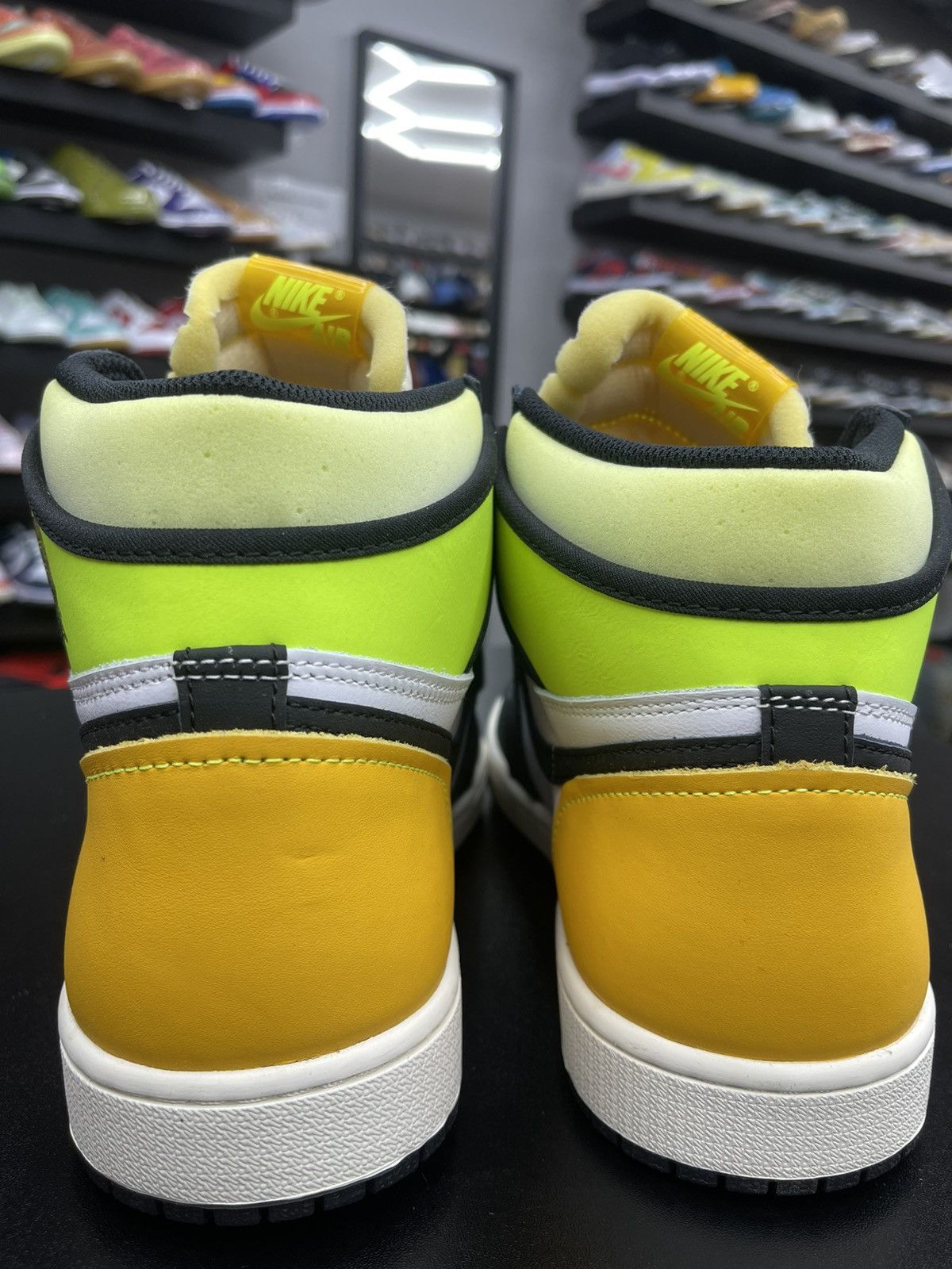 Jordan Brand Size 10.5 - Jordan 1 Retro High “Volt” Size US 10.5 / EU 43-44 - 4 Thumbnail