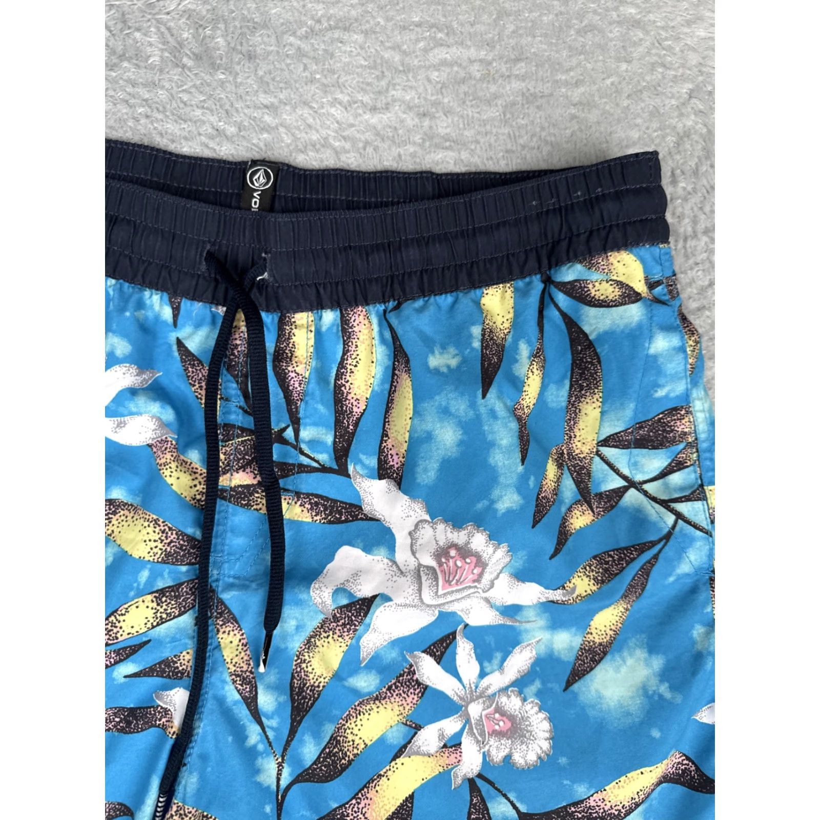 Volcom Volcom Shorts Mens S Blue Floral 6 Inseam Quick Dry Beach Swim Gym Elastic Drawstring Pockets Tropical 90s? Size US 29 - 5 Thumbnail