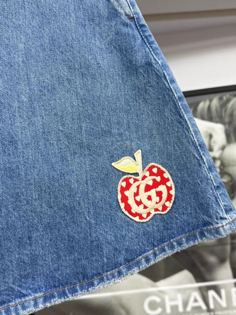 Gucci Gucci Little apple denim skirt Size 25" / US 0 / IT 36 - 2 Thumbnail