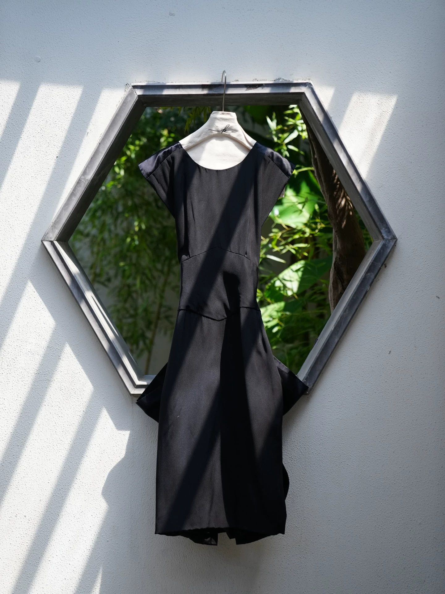 Vintage Vintage French Silk Black Cross-Back Mermaid Dress 42 (ML) Size M / US 6-8 / IT 42-44 - 9 Thumbnail
