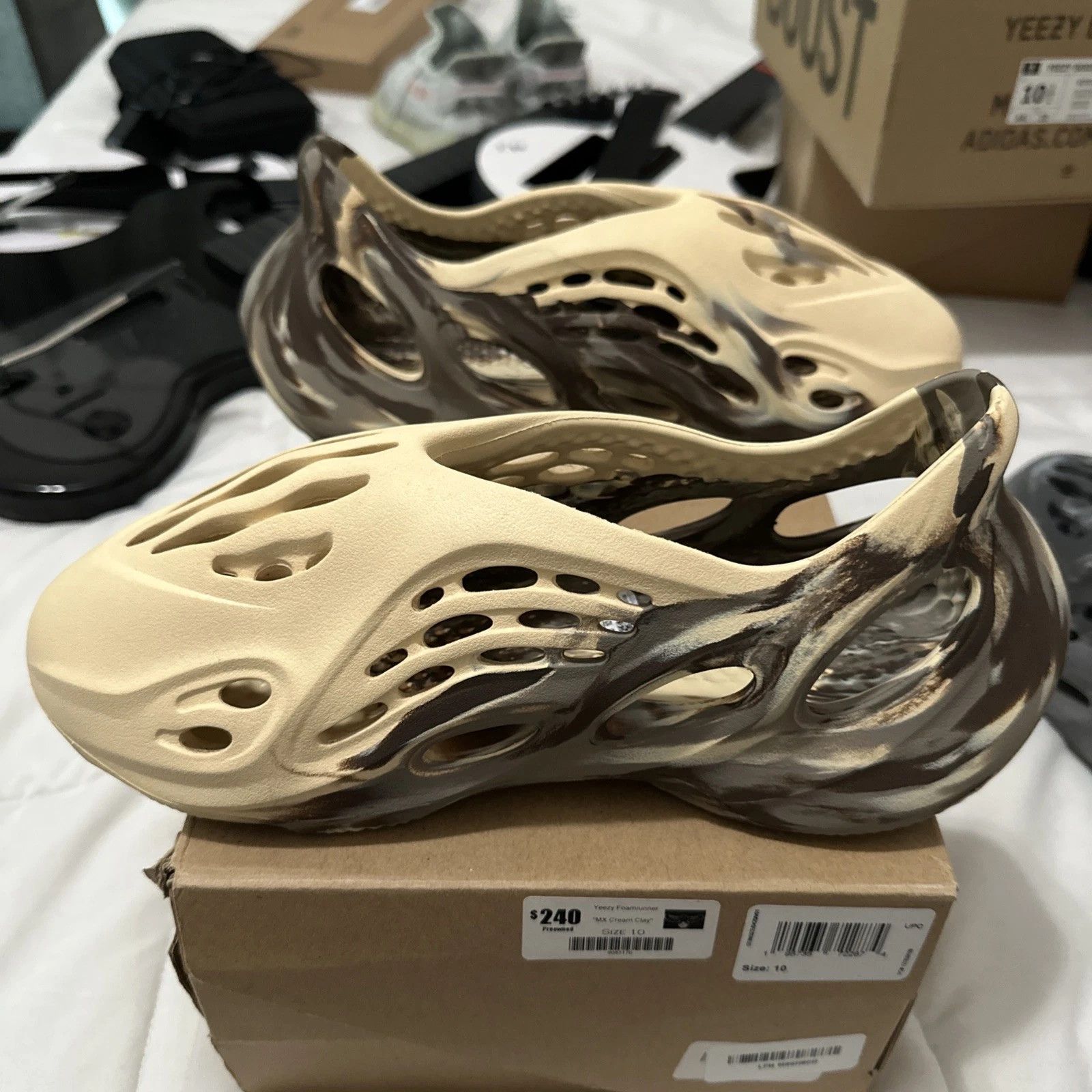 Kanye West Size 10 - adidas Yeezy Foam RNNR MX Cream Clay Size US 10 / EU 43 - 2 Thumbnail