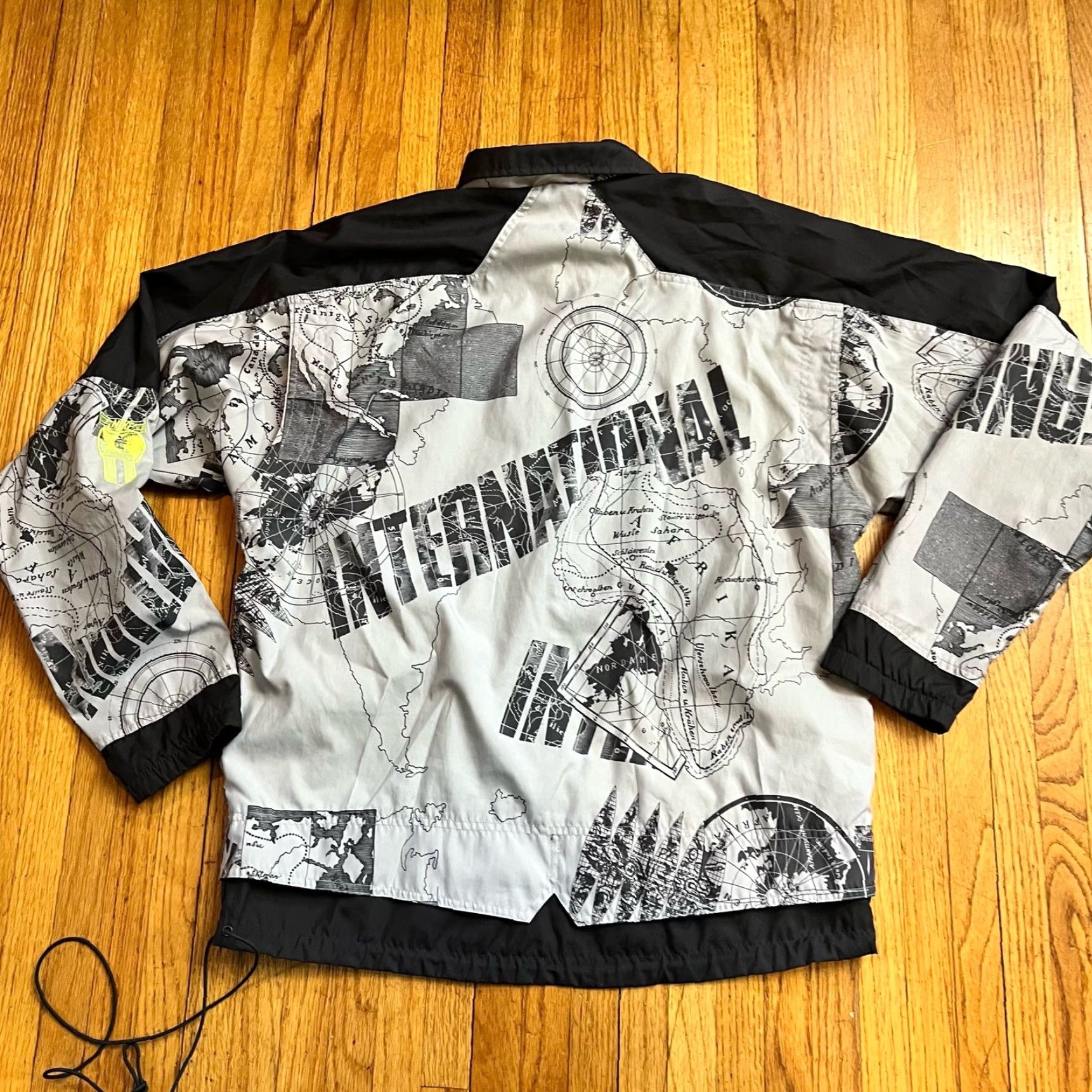 Nike VINTAGE Nike International All Over Print Windbreaker Jacket Mens Medium Gray Windbreaker 90s Modern Vintage Adidas Size US M / EU 48-50 / 2 - 3 Thumbnail
