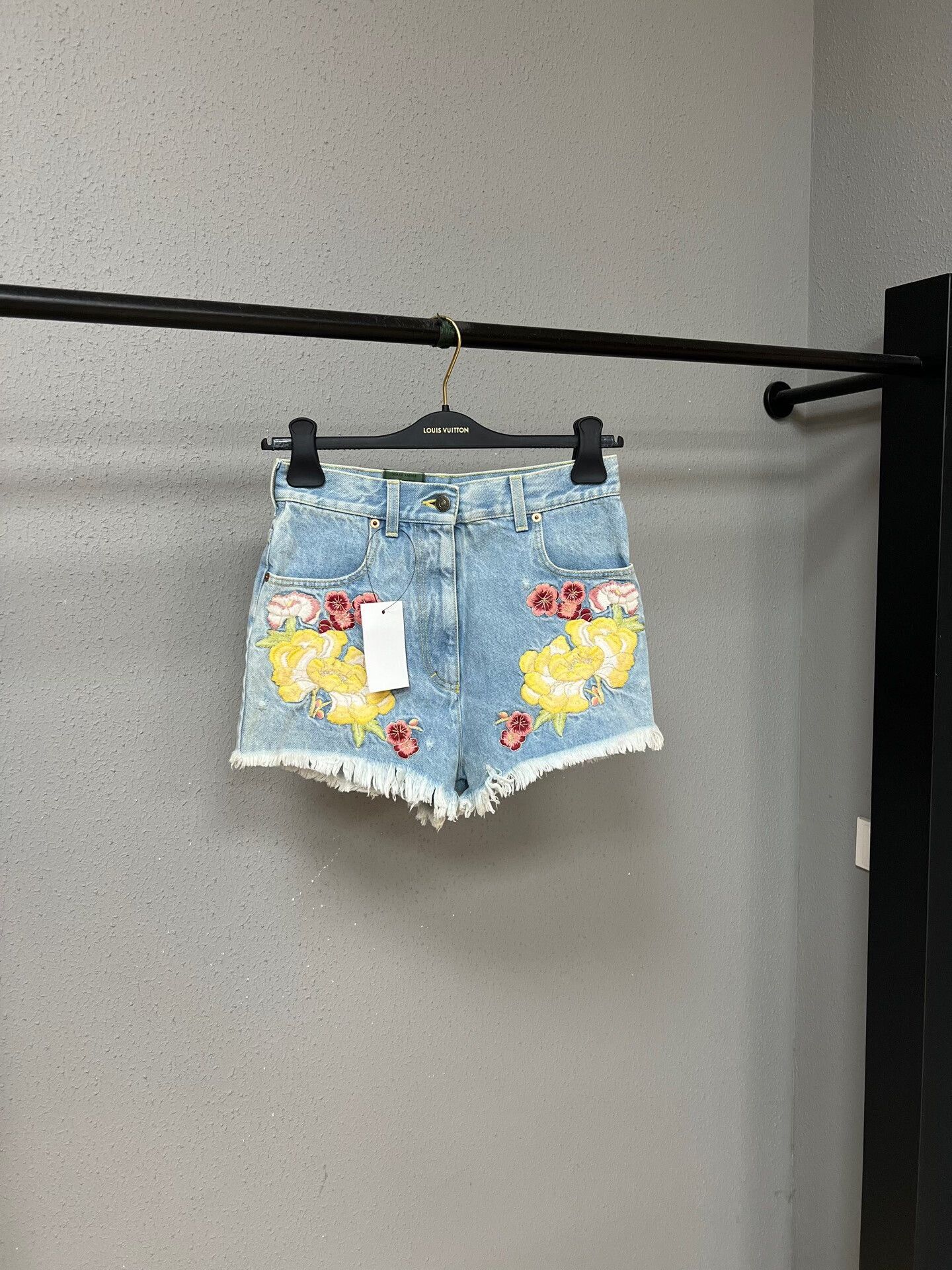 Gucci gucci floral embroidered denim shorts Size 28" / US 6 / IT 42 - 1 Thumbnail