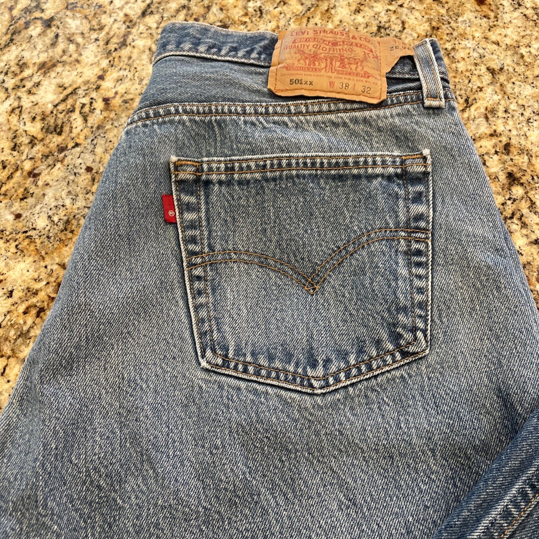 Levi's VINTAGE Levi's 501XX Jeans Mens Denim Button Fly 34x32 Mid Blue Wash 1980s USA Size US 38 / EU 54 - 4 Thumbnail
