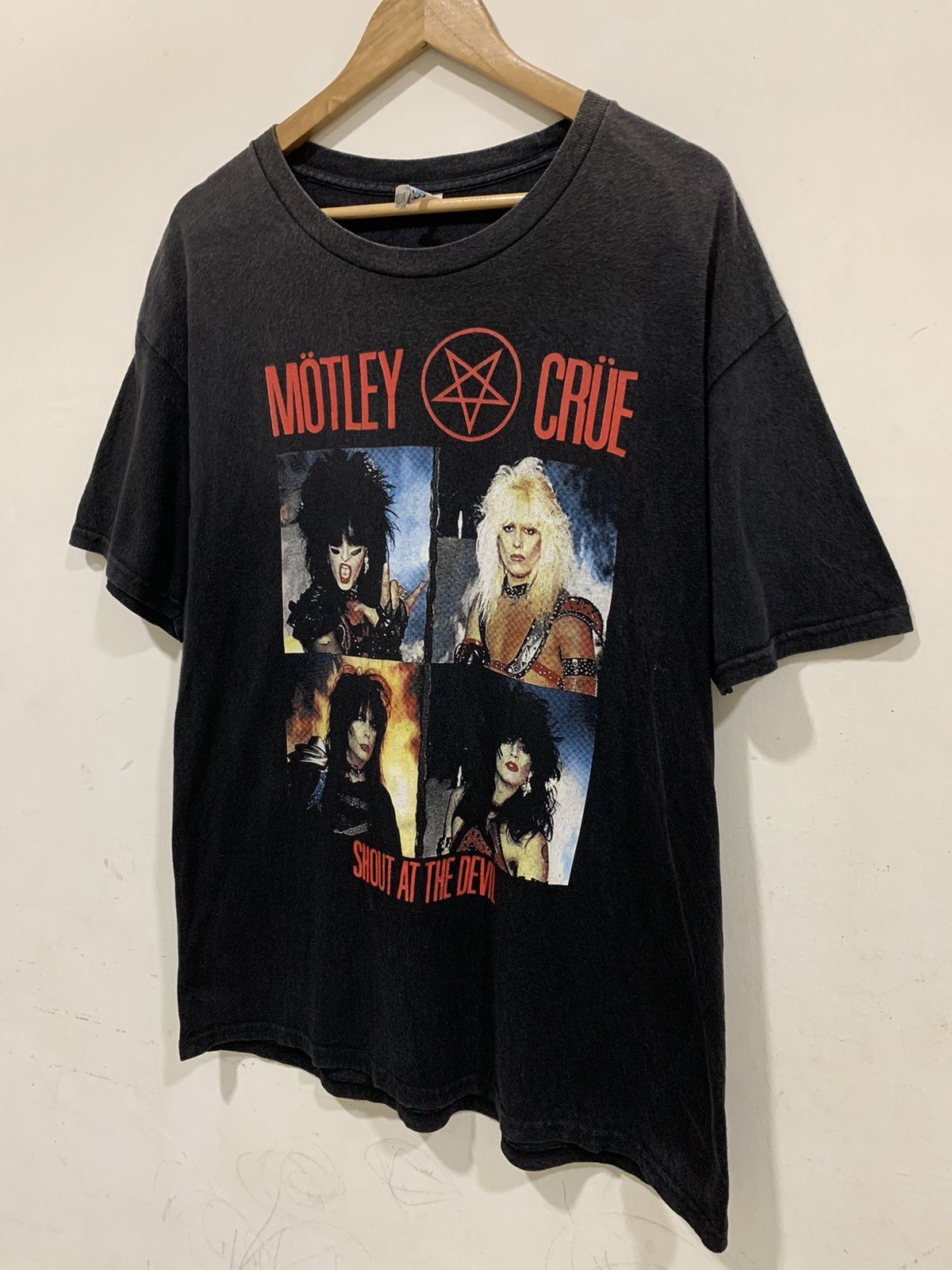 Band Tees Motley Crue SHOUT AT THE DEVIL Rock Band T-Shirt Size US L / EU 52-54 / 3 - 4 Thumbnail