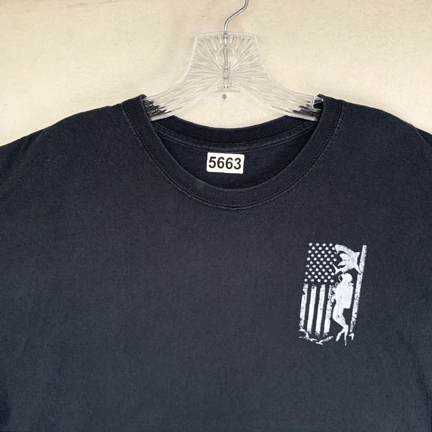 Vintage VINTAGE Men’s Scuba Diver T-Shirt XL Black Graphic Print American Flag Shark Short Sleeve Mens Size US XL / EU 56 / 4 - 5 Thumbnail