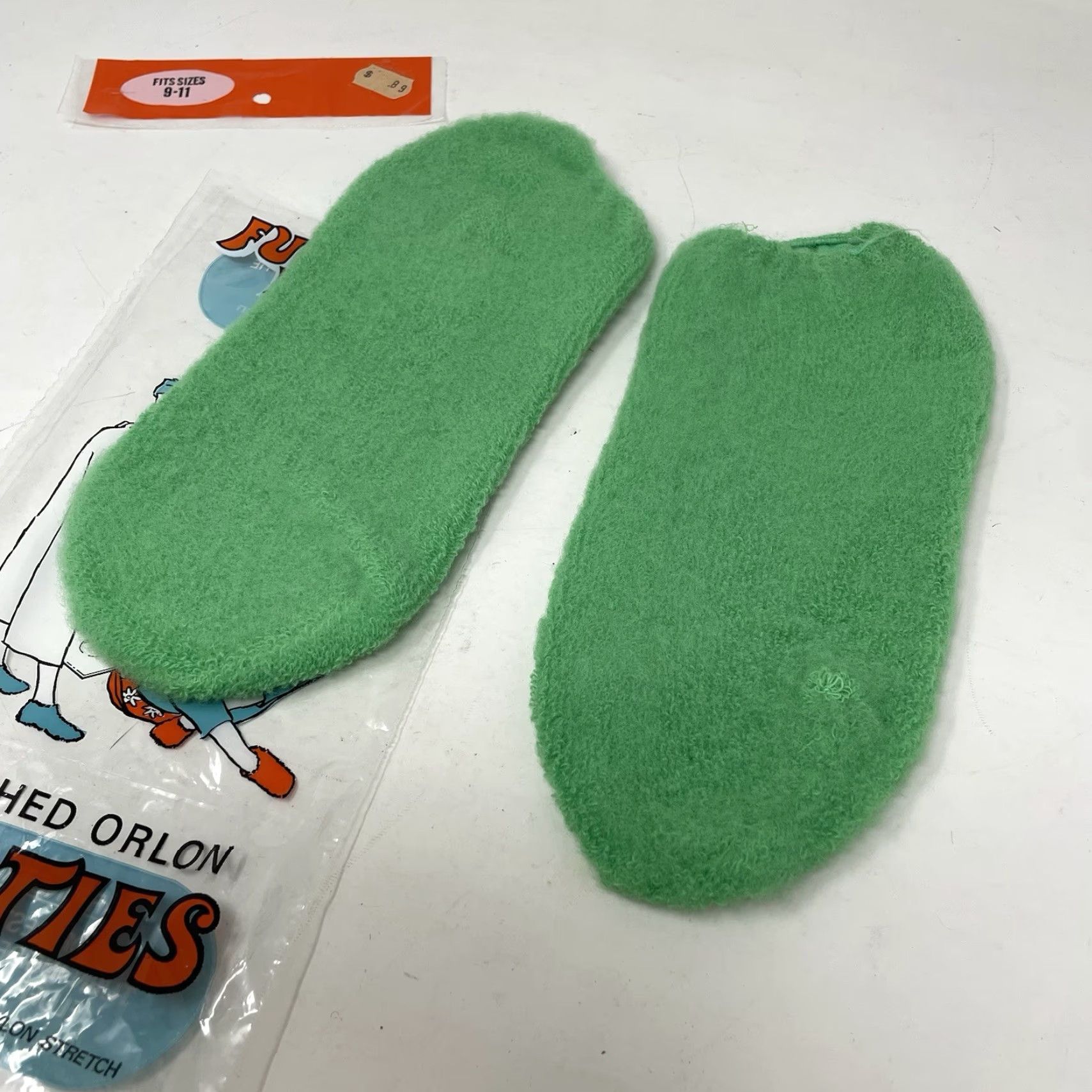 FUZZI VINTAGE 1960s FUZZIE WUZZIES Slippers Socks GoGo Mod Green 9-11 Vintage 60s Shoes/Slippers Mens& Womens Size ONE SIZE - 5 Thumbnail