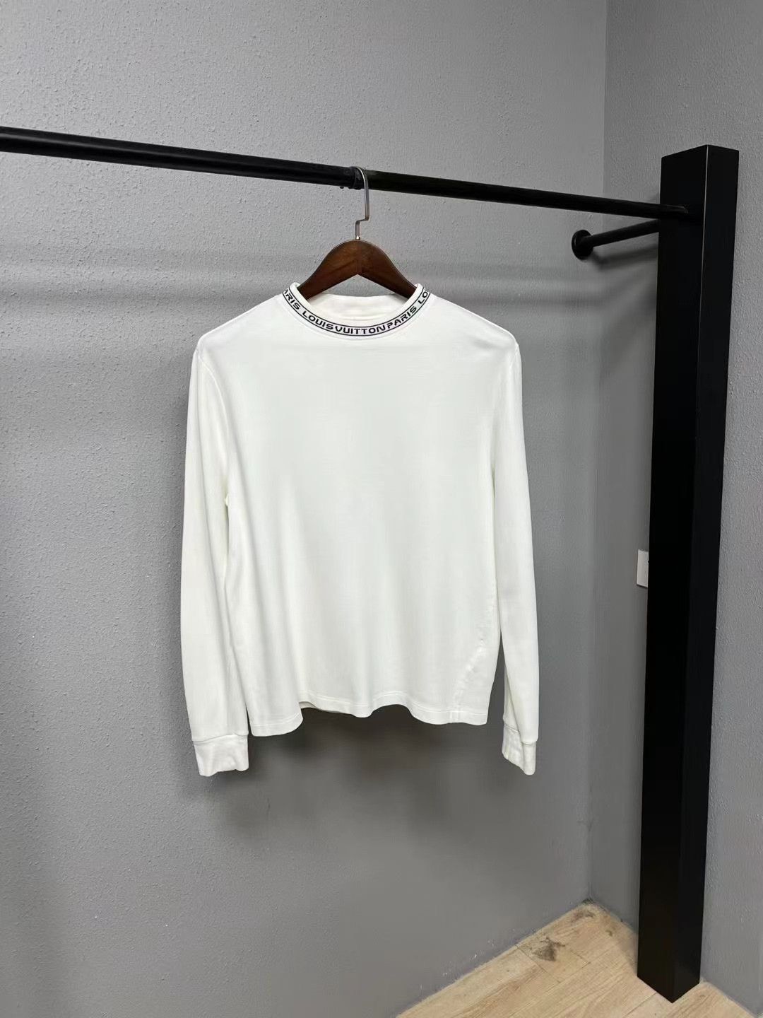 Louis Vuitton LV Collar Slogan Long Sleeve Size US M / EU 48-50 / 2 - 1 Thumbnail