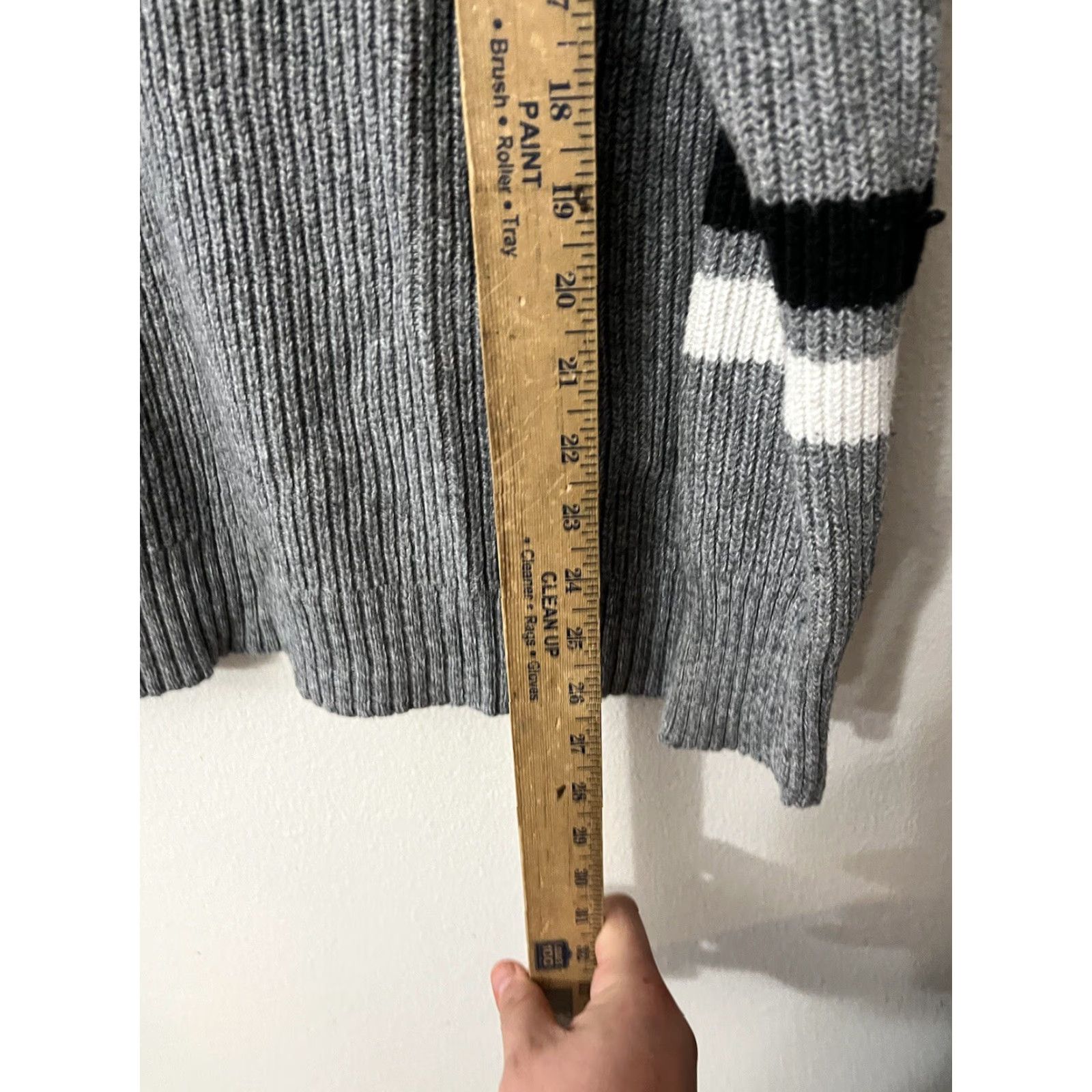 American Eagle Outfitters AMERICAN EAGLE Women's Cardigan Sweater Large Gray V-Neck Button Solid Acrylic Size L / US 10 / IT 46 - 4 Thumbnail